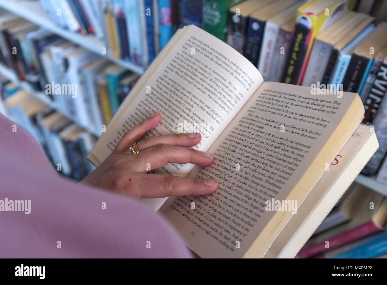 Wenn Sie ein Buch in der Bibliothek, Großbritannien Stockfoto