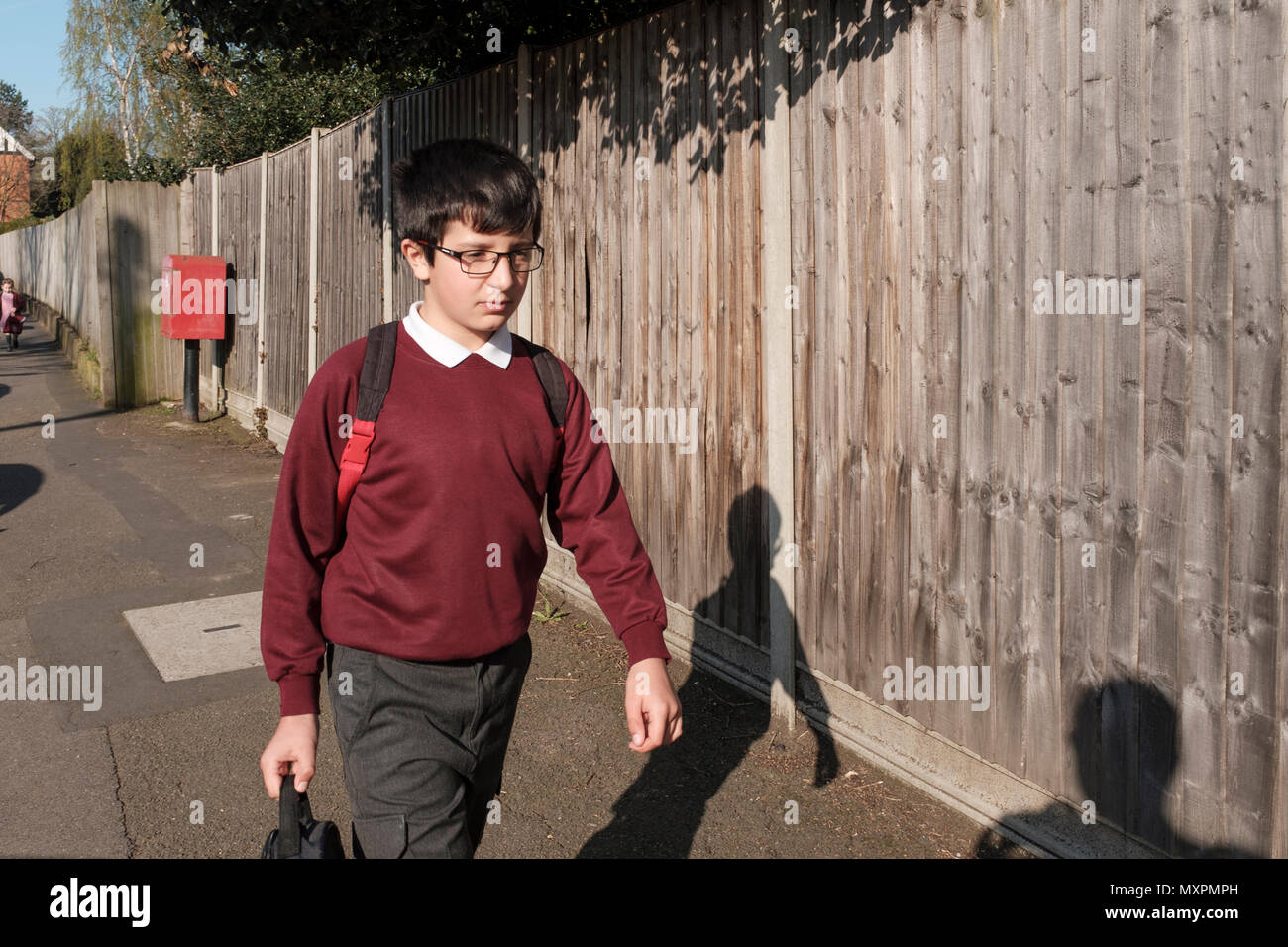 Großbritannien, Surrey-10 Jahre alt Primary School Boy, Spaziergänge in der Morgen zur Schule Stockfoto