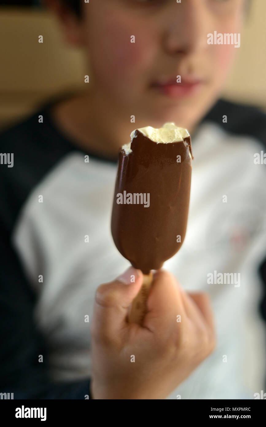 Kind, 10 Jahre alt, isst Eis Stockfoto