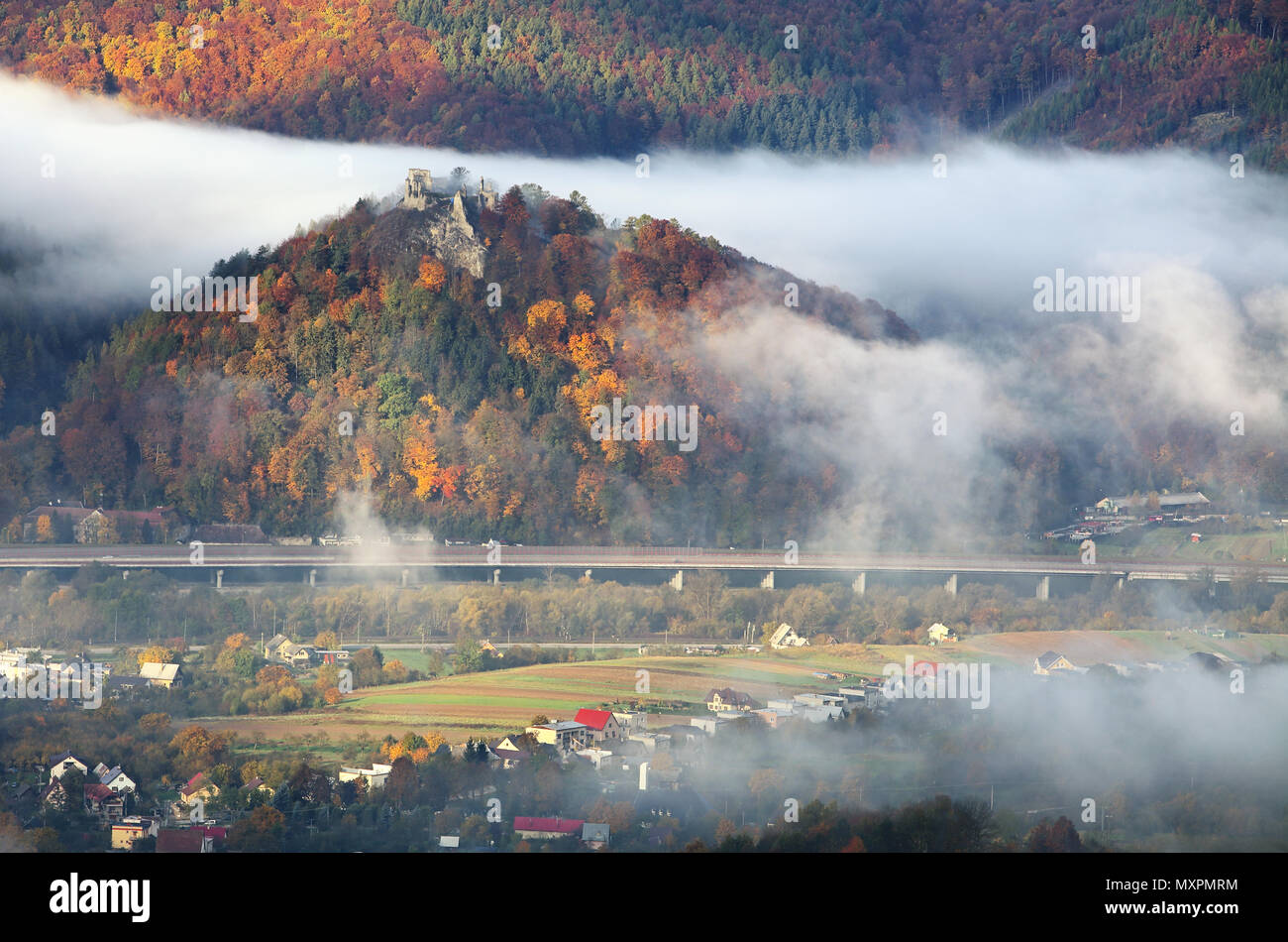 Slowakei Landschaft mit Dorf und die Ruine der Burg Povazsky hrad im Herbst Stockfoto