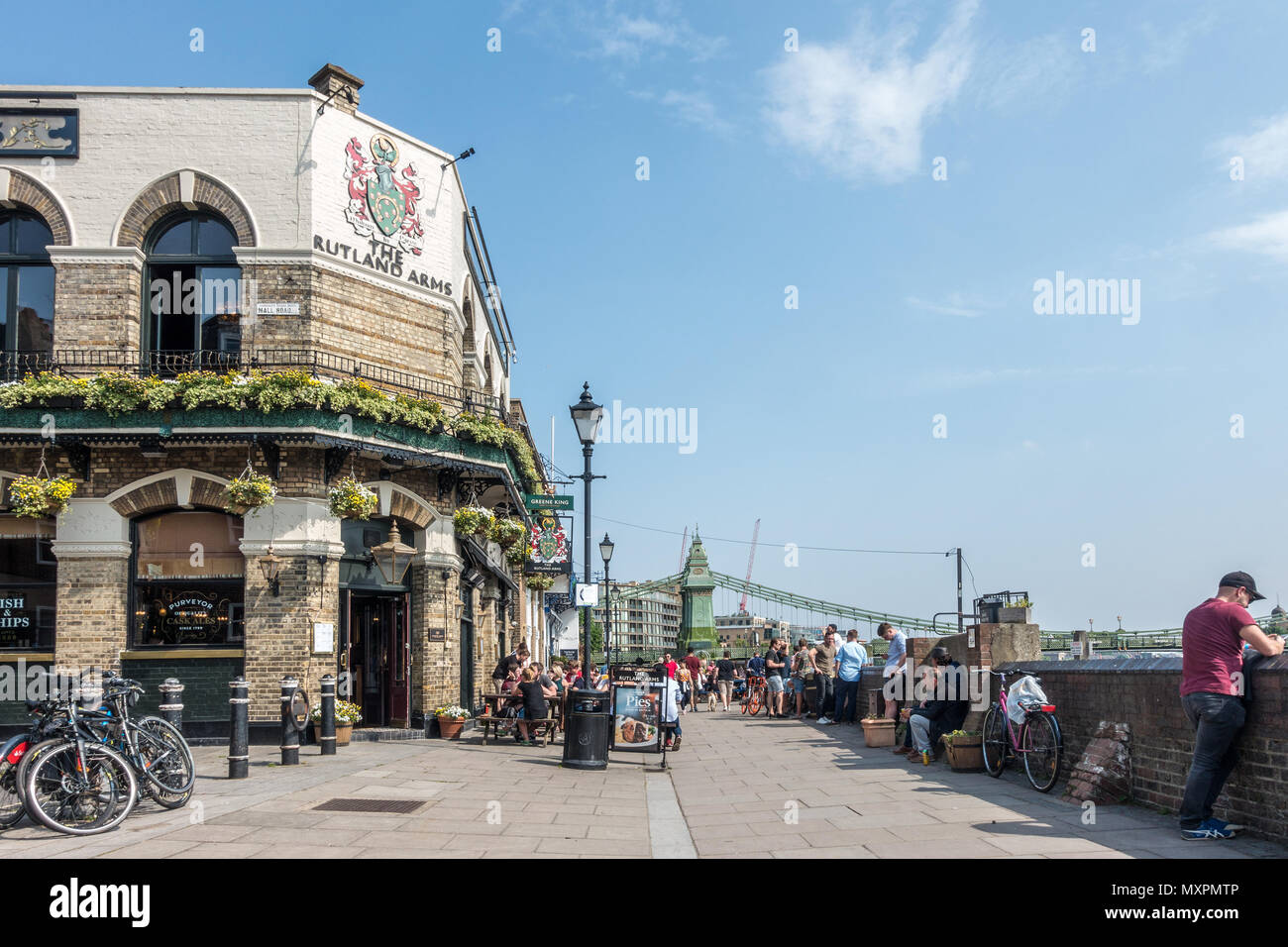 Die Rutland Arms Pub in Hammersmith, London ist damit beschäftigt, an einem heißen, sonnigen Tag. Stockfoto