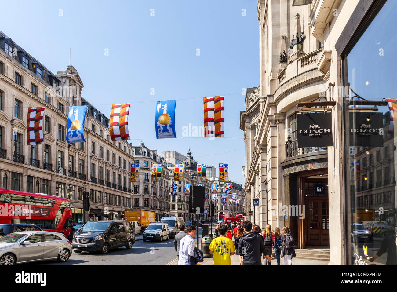 Regent Street, London W1 eine große Einkaufsstraße im Westen der Hauptstadt besetzt mit Touristen und Käufer an einem sonnigen Tag mit blauen Himmel Stockfoto