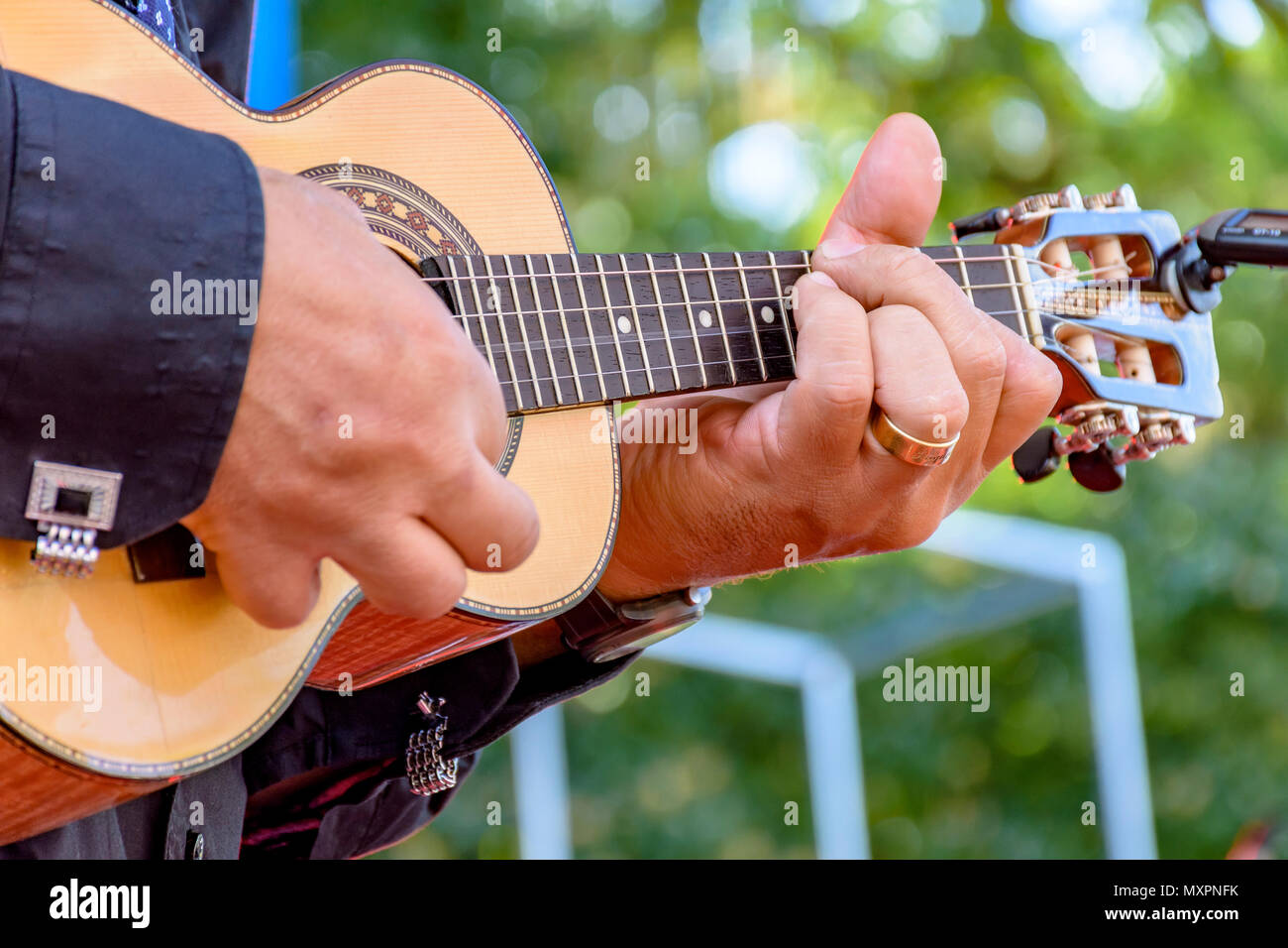 Musikalische Leistung der Populäre Brasilianische Musik, genannt chorinho mit wenig Akustik Gitarre mit 4 Saiten Stockfoto