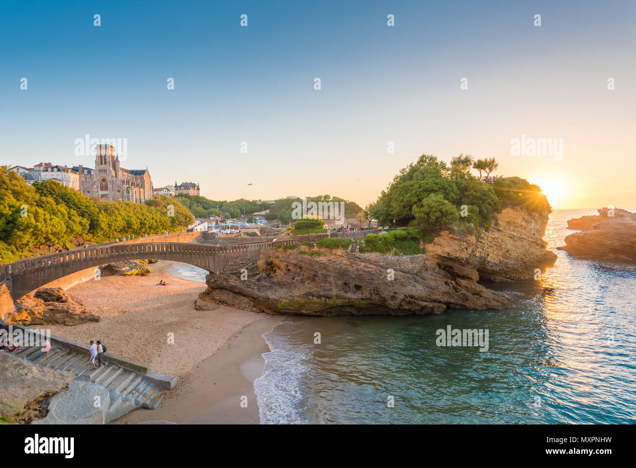 Landschaft in Biarritz, Frankreich und die Sonne am Horizont über dem Meer. Stockfoto