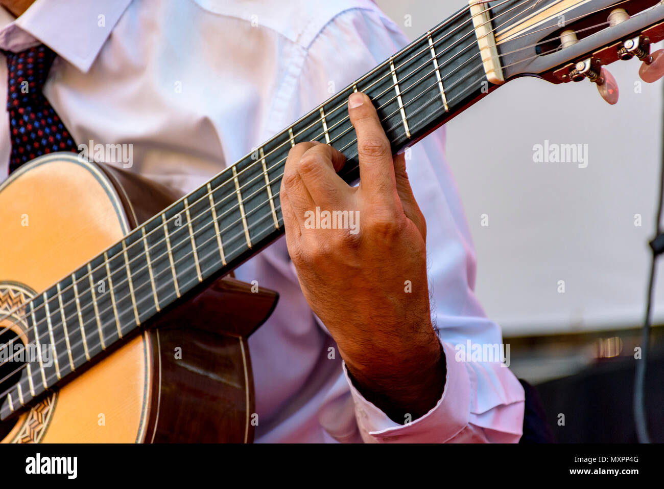 Musikalische Leistung der Populäre Brasilianische Musik mit sieben String Akustikgitarre Stockfoto