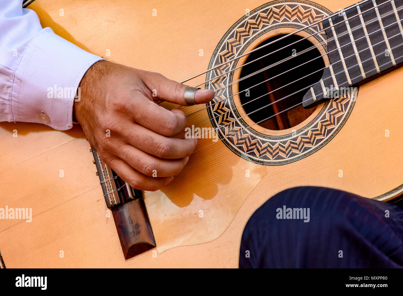 Musikalische Leistung der Populäre Brasilianische Musik mit sieben String Akustikgitarre Stockfoto