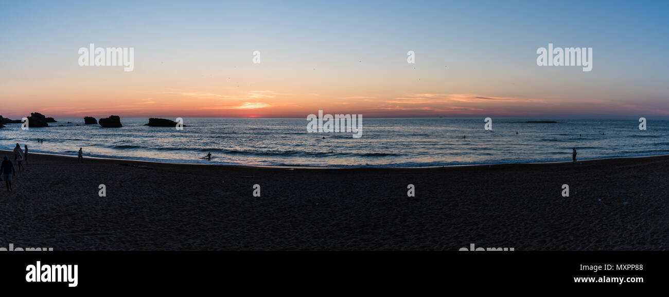 Panorama auf den Strand und das Meer in Biarritz, Frankreich bei Sonnenuntergang Stockfoto