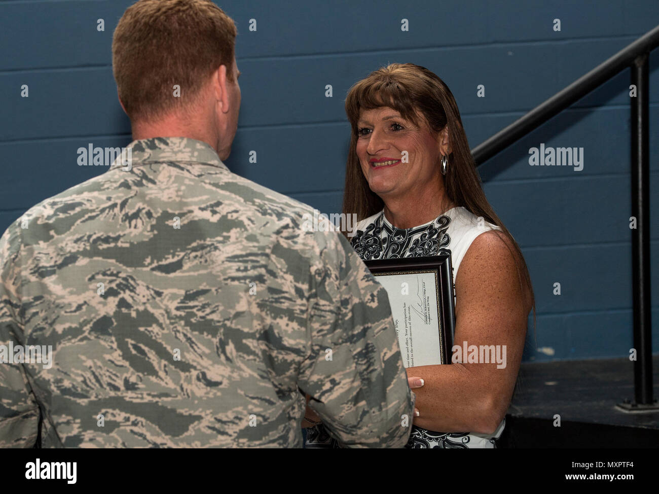 Pensionierte US Air Force Maj. Laura Perry, 45. Medizinische Maßnahmen Squadron master Sozialarbeiter, Gespräche mit ein Teilnehmer nach einem Engagement sprechen, Dez. 2, 2016, bei Moody Air Force Base, Ga Perry war im Kampf für Transgender militärische Mitglieder offen zu dienen, Instrumental- und reist das Land ihre Geschichte teilen. (U.S. Air Force Foto von Airman 1st Class Janiqua S. Robinson) Stockfoto