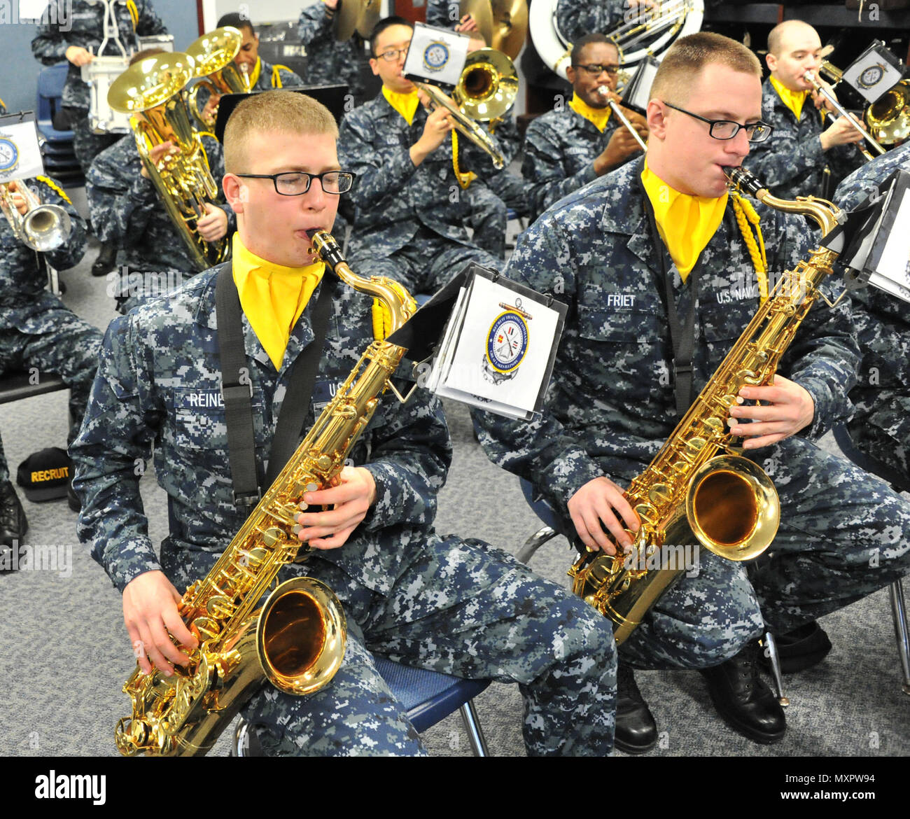 161130-N-SL 853-041 GREAT LAKES, Illinois (Nov. 30, 2016) Rekruten spielen das Saxophon von Abteilung 905 beim Üben Anker lichten für staffelung als Mitglieder der Band Rekrutieren am Mittelweg zeremoniellen Drill Hall rekrutieren, Recruit Training Command. Die Spaltungen, die die Rekruten Chor, Band, Drill Team, Flaggen und die Mitarbeiter der Praxis wöchentliche Abschluss in der Vorbereitung für ihre Leistung an der Staffelung rekrutieren. Rund 38.000 Rekruten Absolvent jährlich nur von Boot Camp der Marine. (U.S. Marine Foto von Chief Petty Officer Seth Schaeffer/Freigegeben) Stockfoto