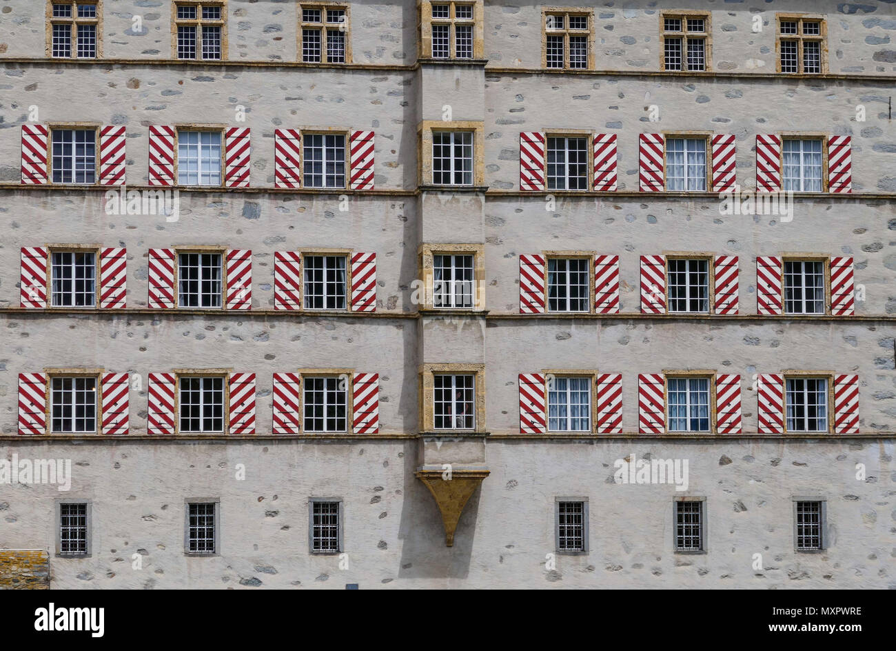 Fenster und Fensterläden, die stockalper Palast/Stockalperpalast, Schloss in Brig/Brig-Glis in den Schweizer Alpen, Wallis/Wallis, Schweiz Stockfoto