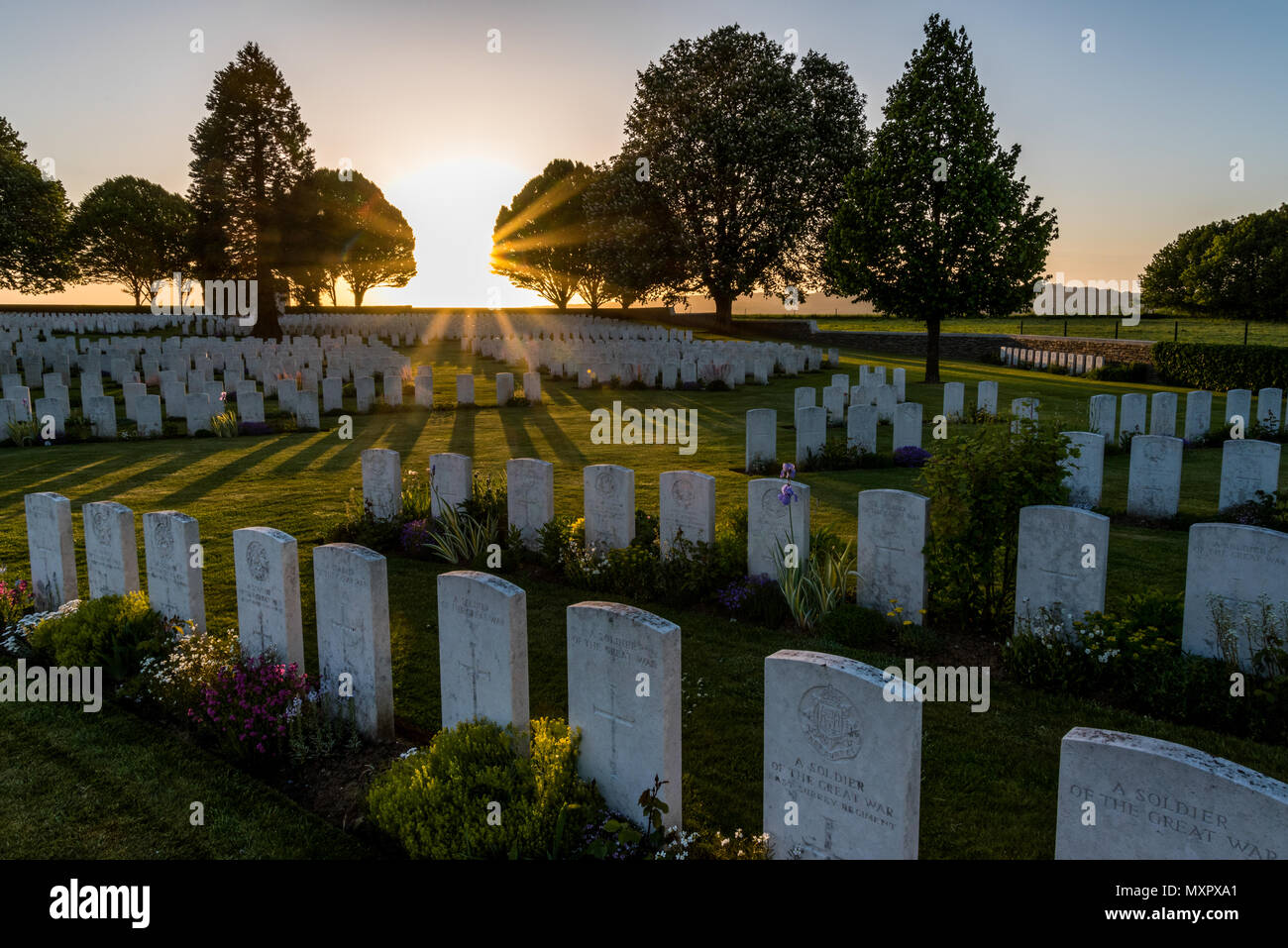 Cabaret Rouge Britischer Friedhof aus dem Ersten Weltkrieg bei Sonnenuntergang, Souchez, Frankreich Stockfoto