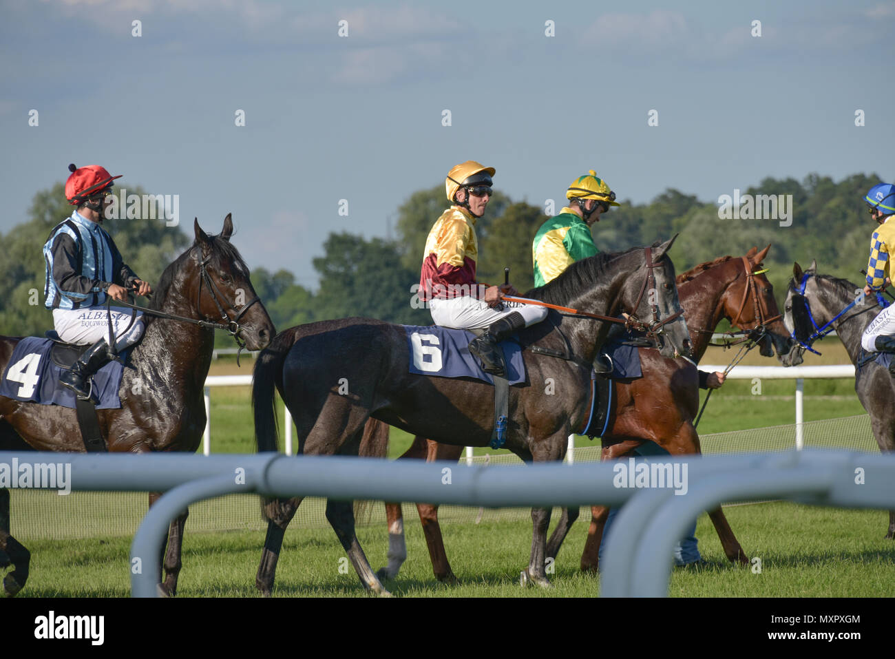 Pferderennen in Baden-Baden, 2. Juni, 2018, Baden Racing der Frühling Fall, Jockeys auf Pferden am Ausgangspunkt kurz vor dem Rennen der Landkreis Rastatt Stockfoto