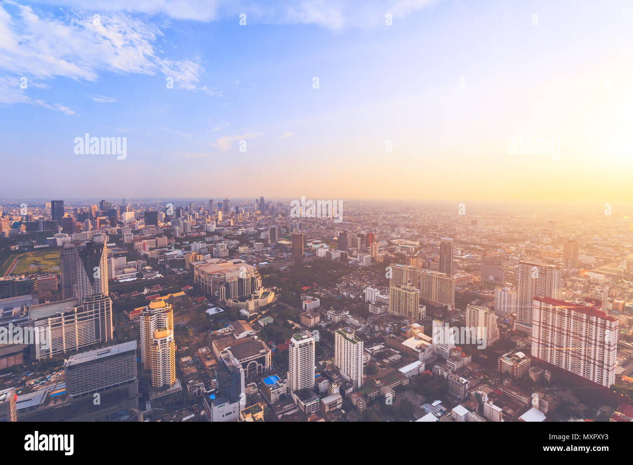Die atemberaubende Panoramasicht auf Bangkok, die Hauptstadt und die bevölkerungsreichste Stadt des Königreichs Thailand. Erstaunlich Stadtbild die modernen Wolkenkratzer, Straßen und öffentlichen Plätzen. Luftaufnahme. Stockfoto