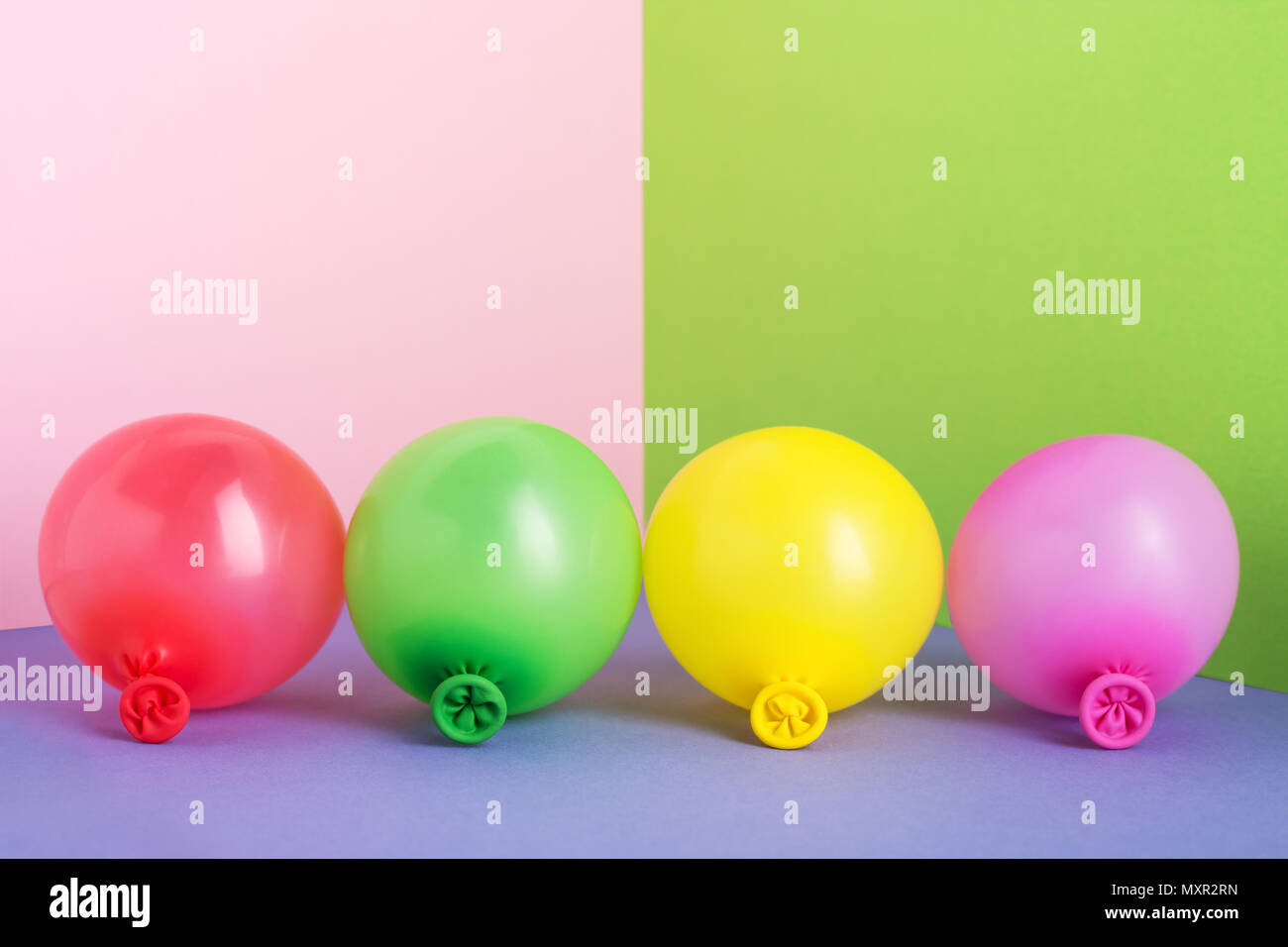 Set aus bunten Luftballons auf pastellfarbenen Hintergrund. Kopieren Sie Raum, Seitenansicht, Nahaufnahme, minimalistischen Design. Positive Stimmung Konzept. Stockfoto