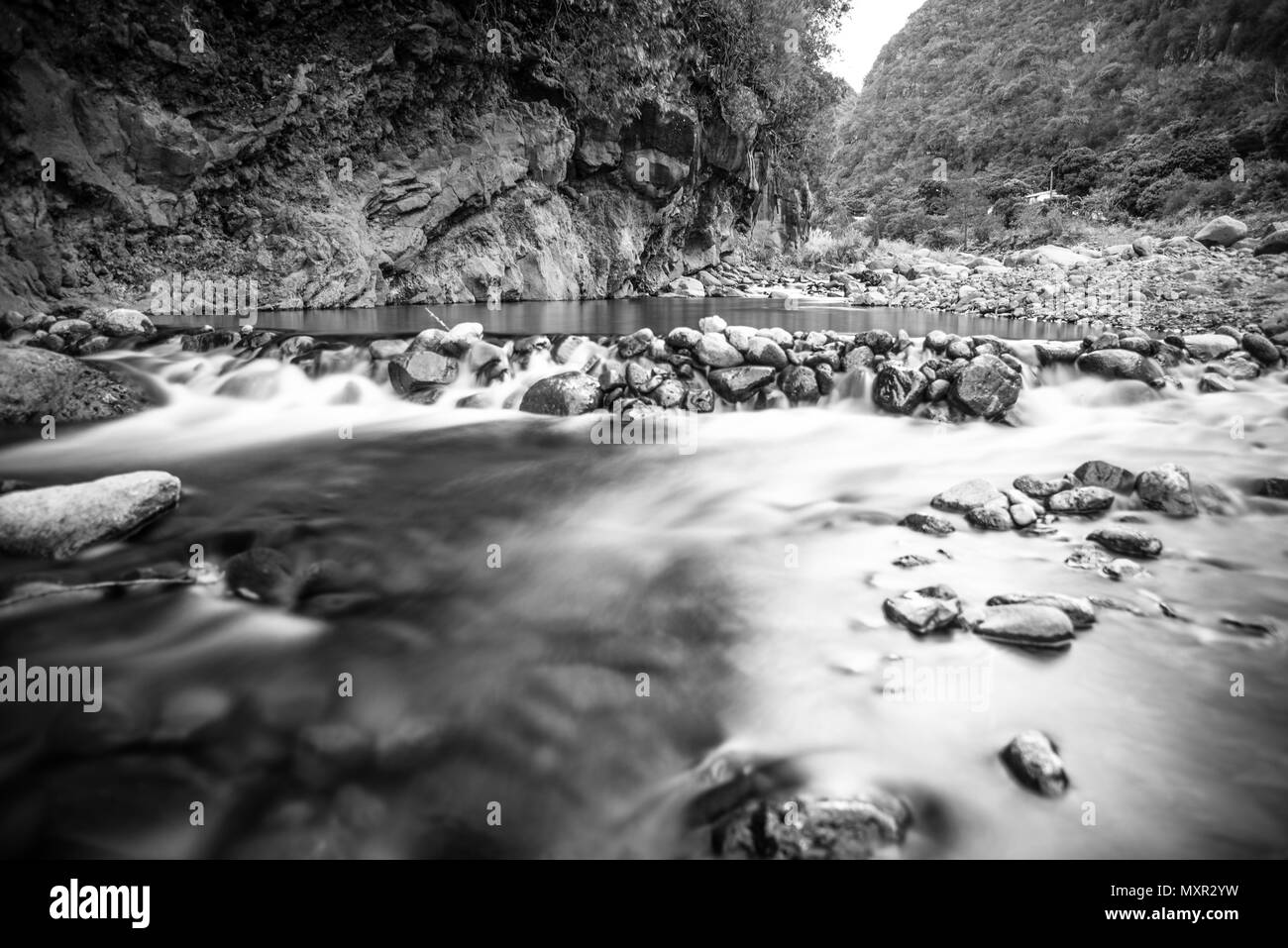 Fluss in Schwarz und Weiß, Langzeitbelichtung Stockfoto
