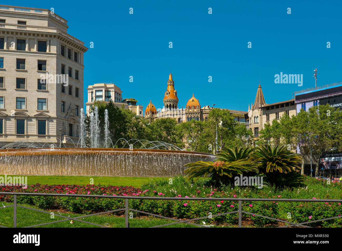 BARCELONA, Spanien - 9. APRIL 2017: Schönen Brunnen am Plaza Catalunya oder Plaça Catalunya in Barcelona im sonnigen Sommertag, Katalonien, Spanien Stockfoto