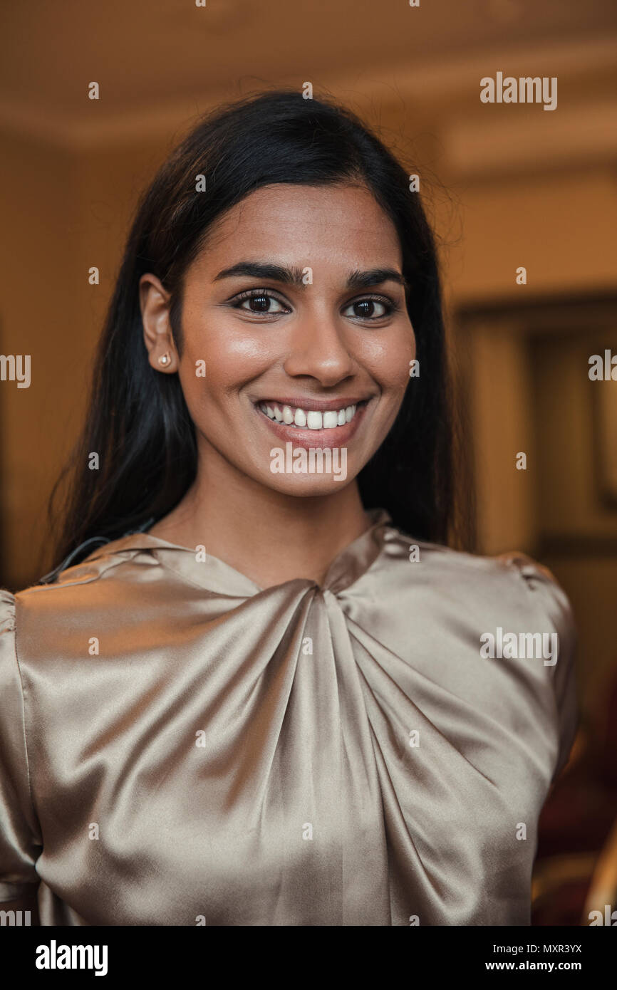 Nahaufnahme, Ansicht von vorne Porträt einer jungen Unternehmerin Lächeln für die Kamera. Stockfoto