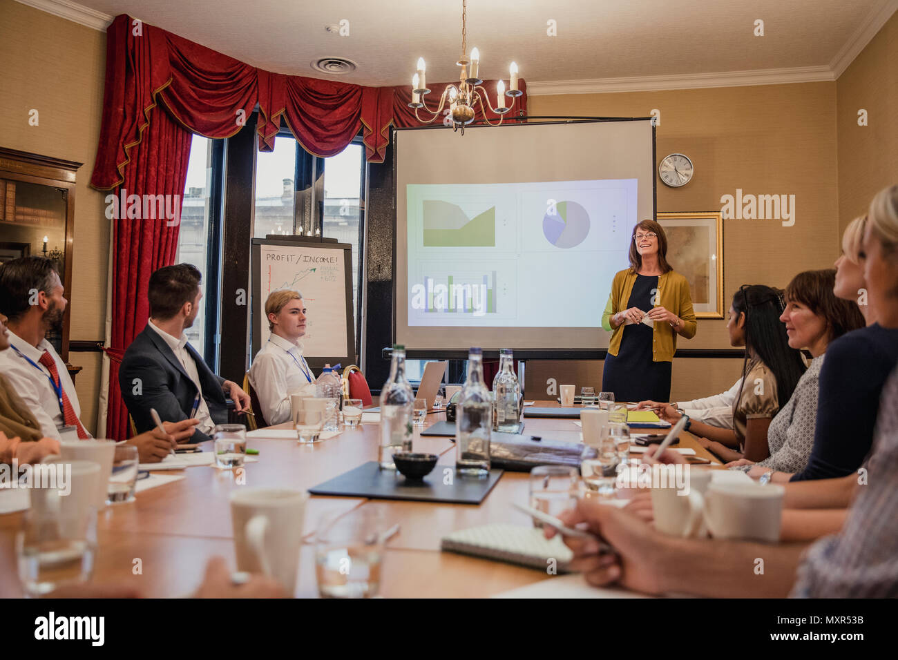 Oberfläche Ansicht eines Business woman eine Präsentation in einer Sitzung. Stockfoto