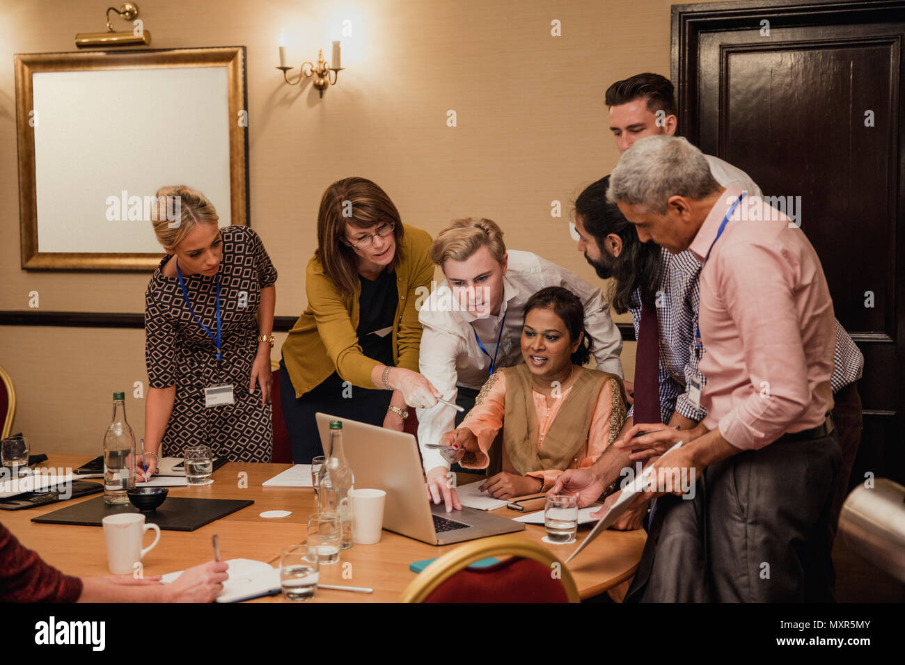 Mittlere Gruppe von Geschäftsleuten spät und arbeiten zusammen, um Arbeit zu erhalten erledigt. Stockfoto