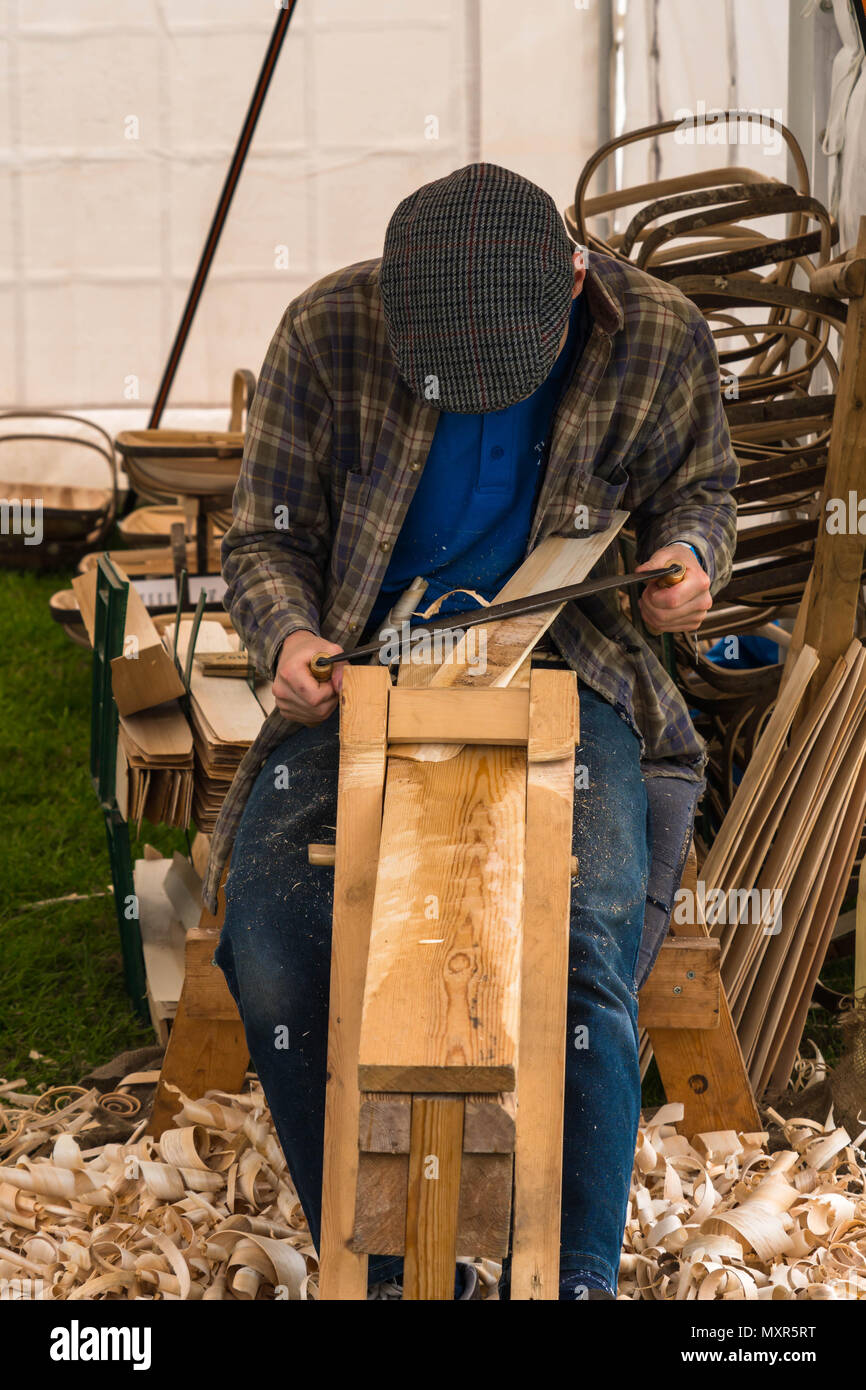 Handwerker rasieren Holzlatten für Körbe zu machen. Malvern Frühlingsfest Worcestershire UK. Mai 2018 Stockfoto