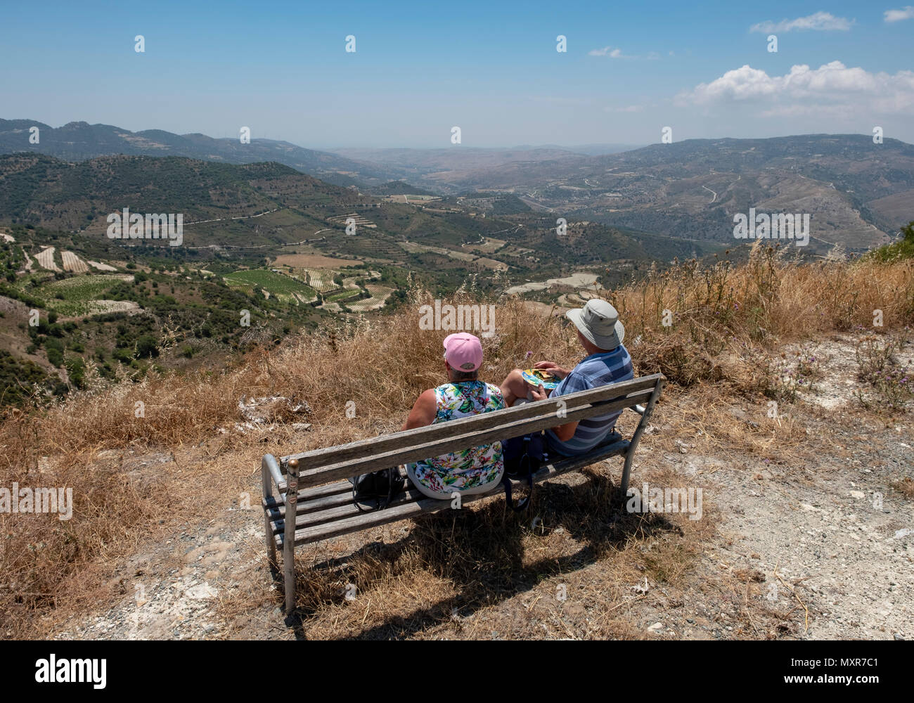 Ein paar genießen Sie den Blick auf einem terrassierten Hang im Troodos-gebirge, Paphos Region Zypern. Stockfoto