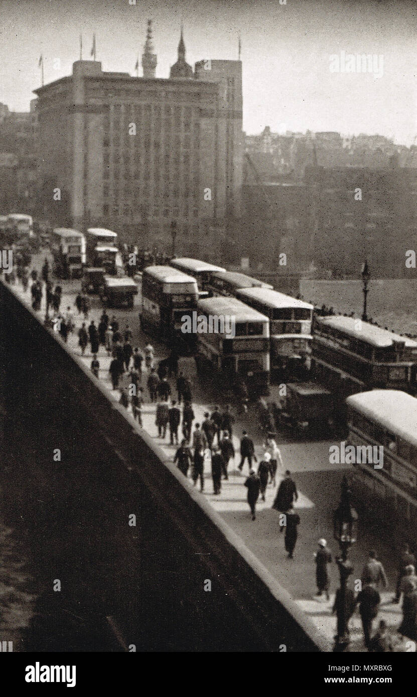 Busse auf der London Bridge, England, ca. 1940 s Stockfoto
