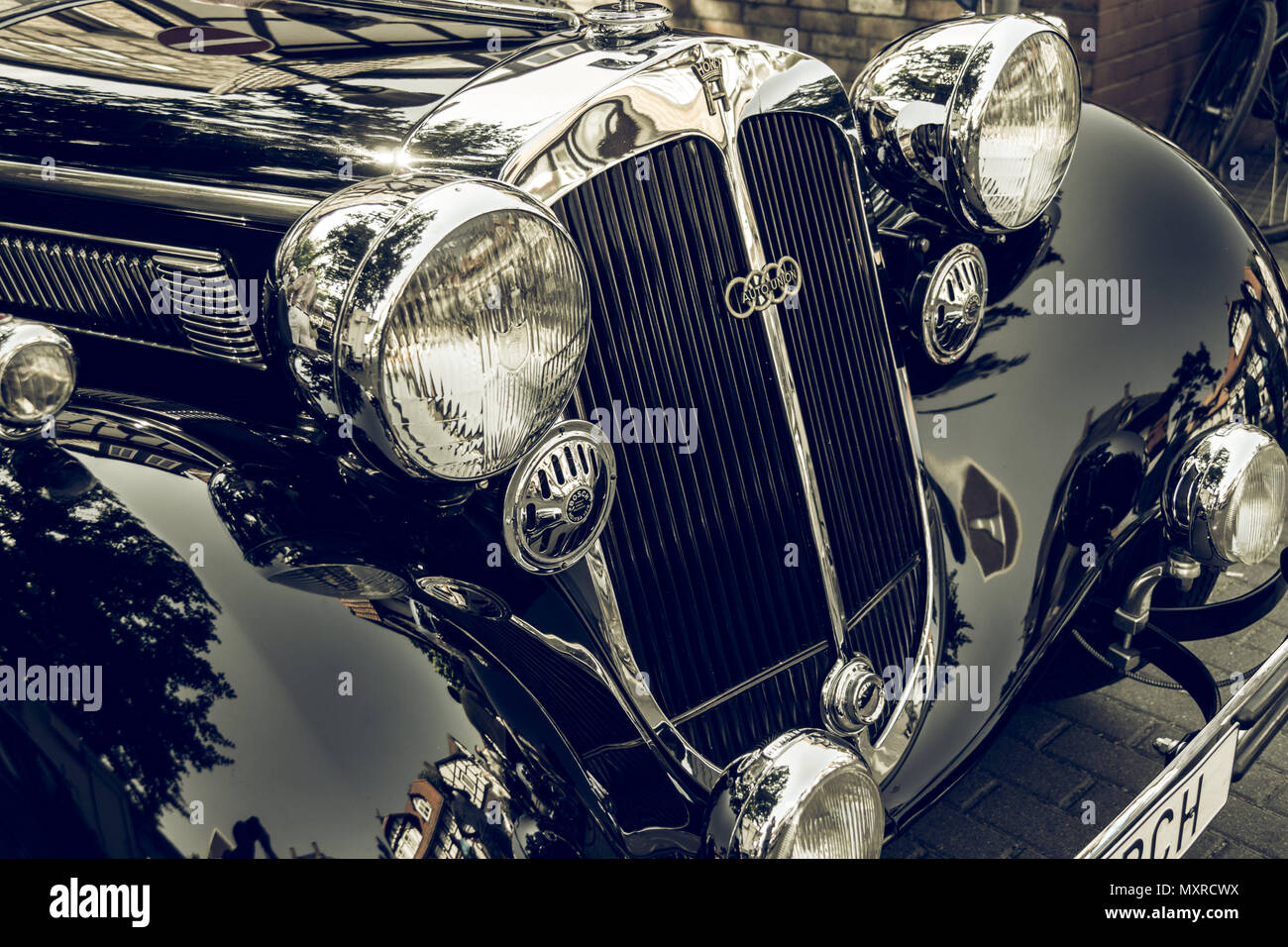 Wolfsburg, Niedersachsen, Deutschland, 27. Mai 2018: Nahaufnahme der vor schwarzem Horch 8 Typ 350 von 1929 mit verchromten Kühlergrill an eine oldtime Stockfoto