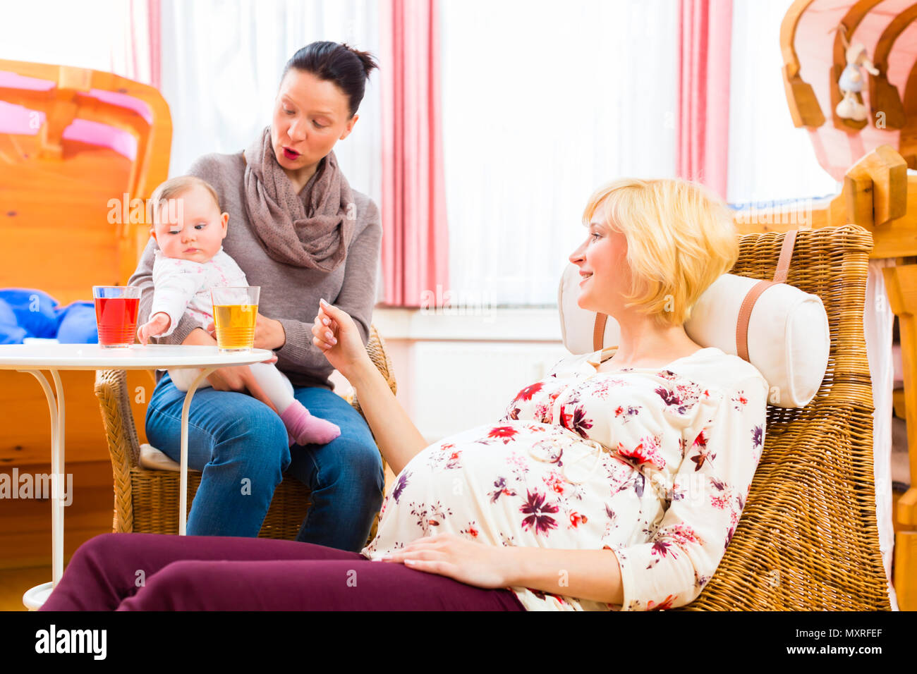 Mütter sprechen über Schwangerschaft an Hebamme Praxis Stockfoto