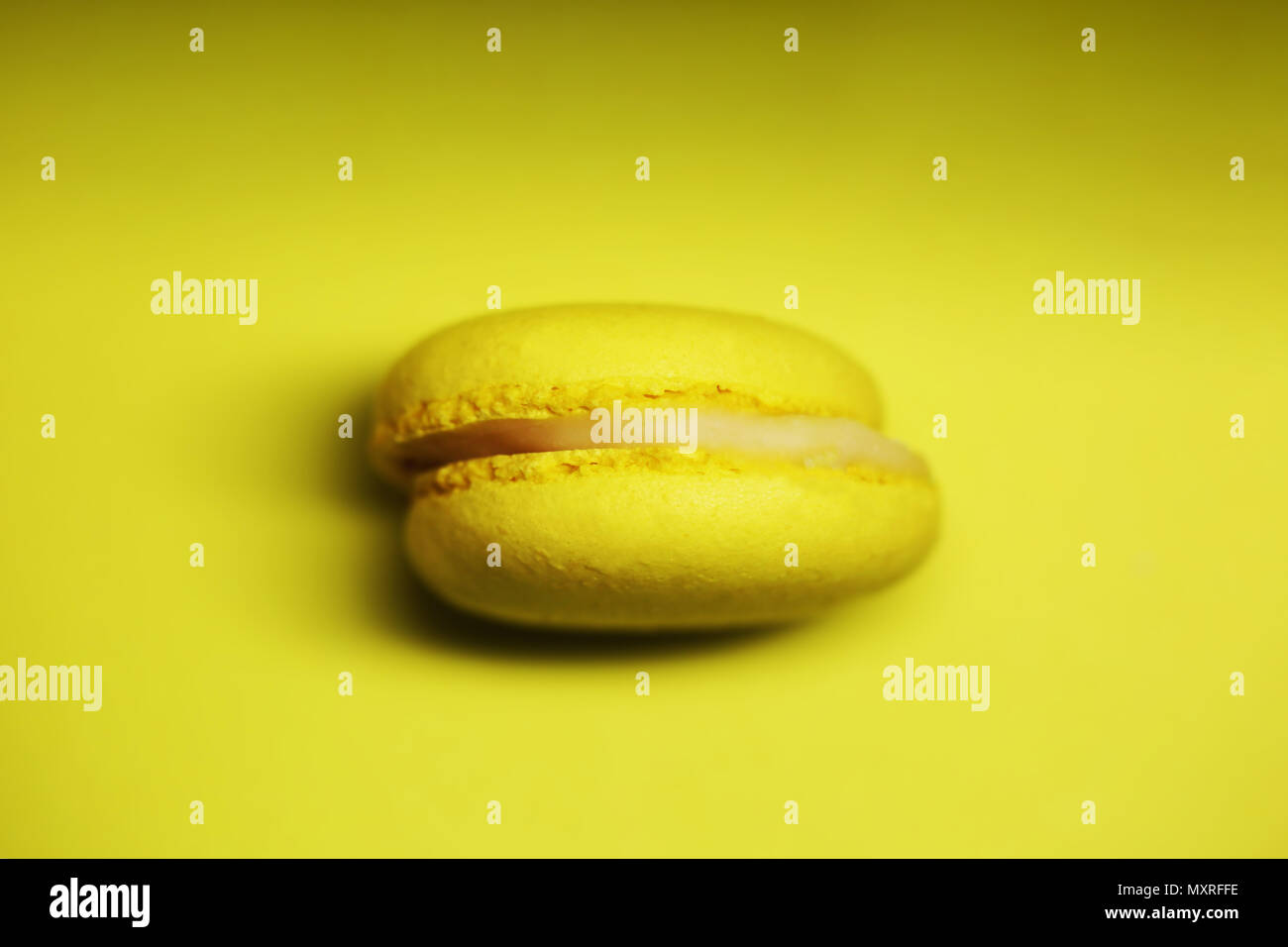 Gelbe Makronen Kuchen auf gelben Hintergrund hell Essen Fotografie Stockfoto