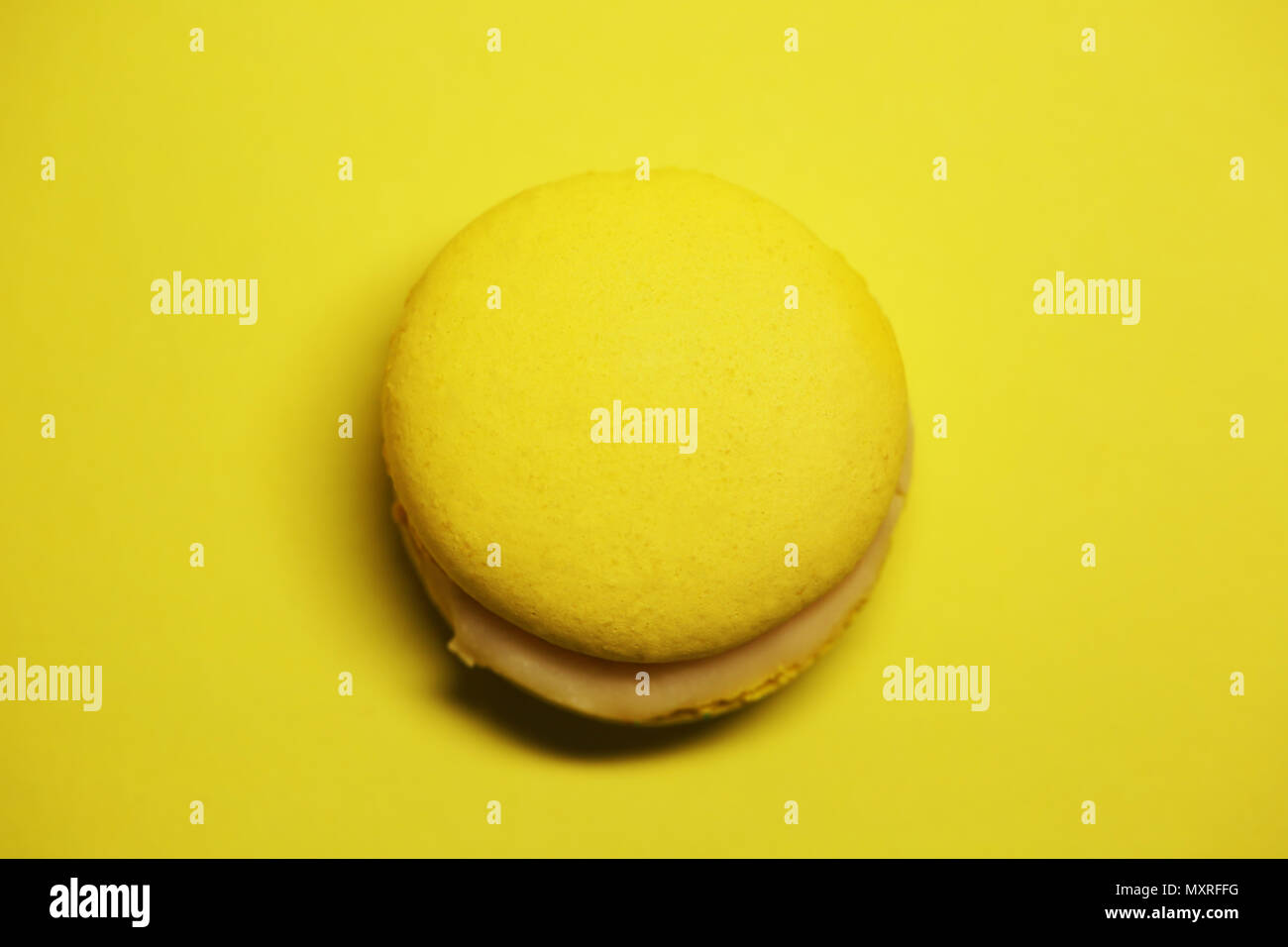 Gelbe Makronen Kuchen auf gelben Hintergrund hell Essen Fotografie Stockfoto