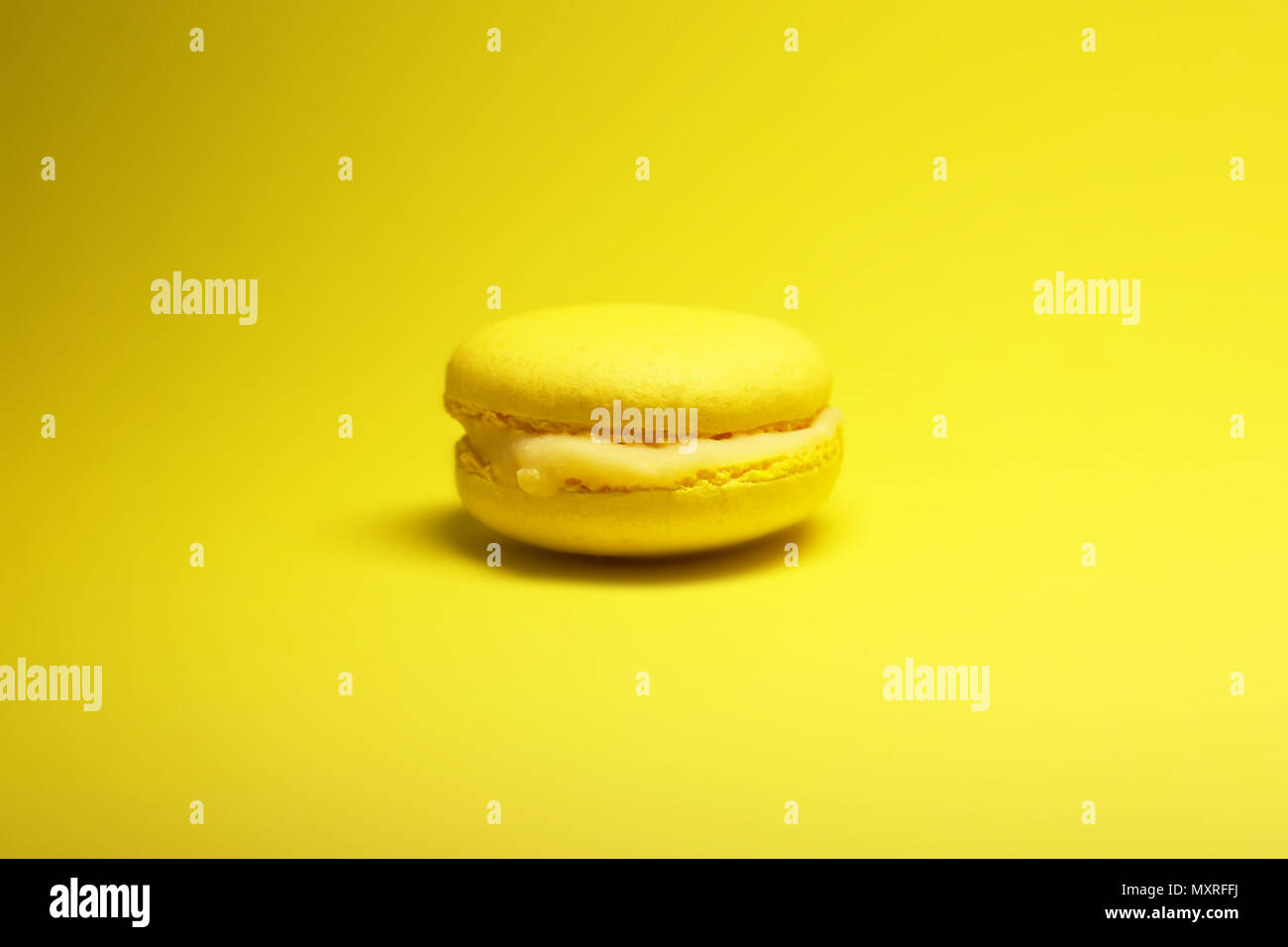 Gelbe Makronen Kuchen auf gelben Hintergrund hell Essen Fotografie Stockfoto