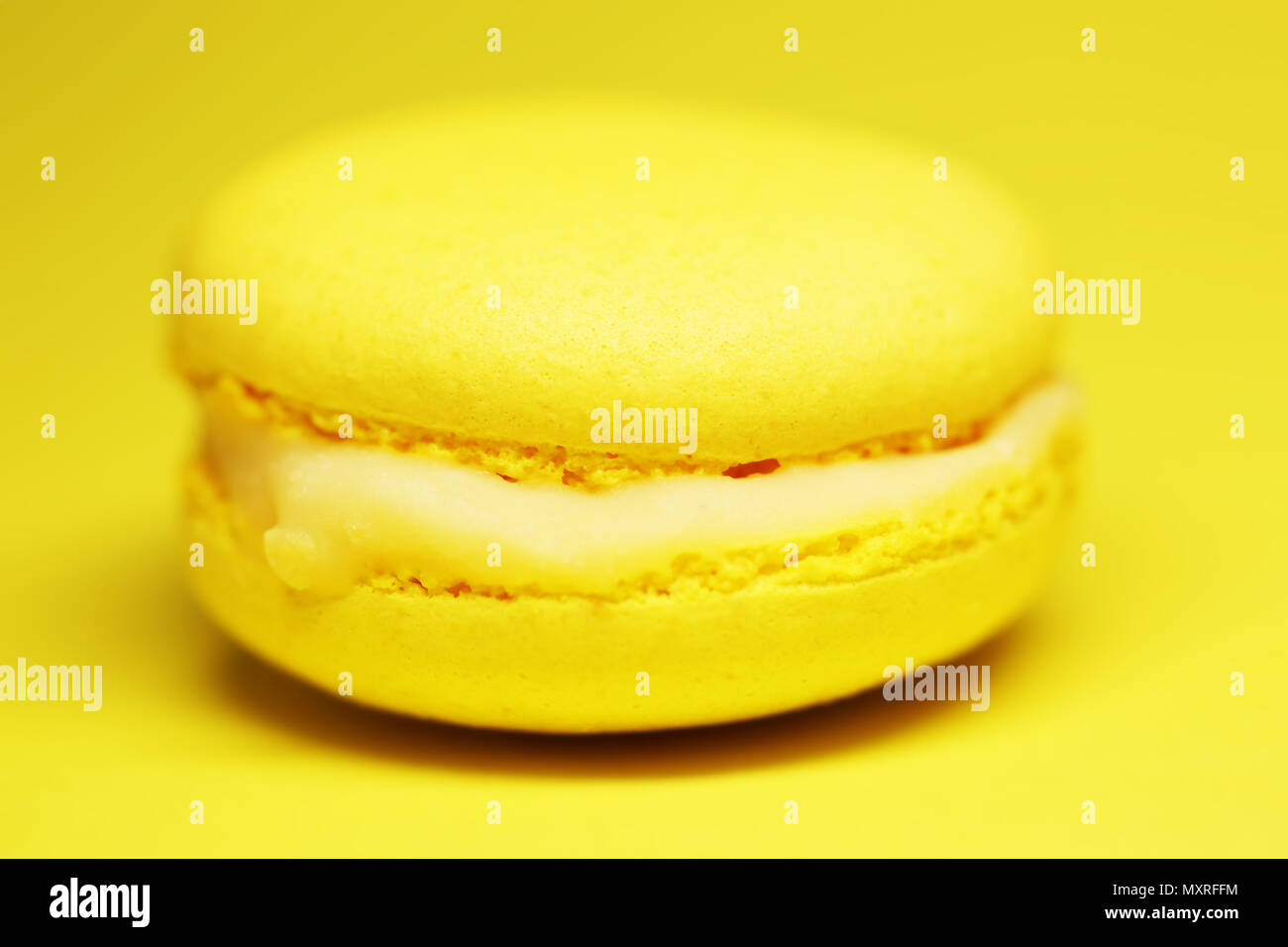 Gelbe Makronen Kuchen auf gelben Hintergrund hell Essen Fotografie Stockfoto