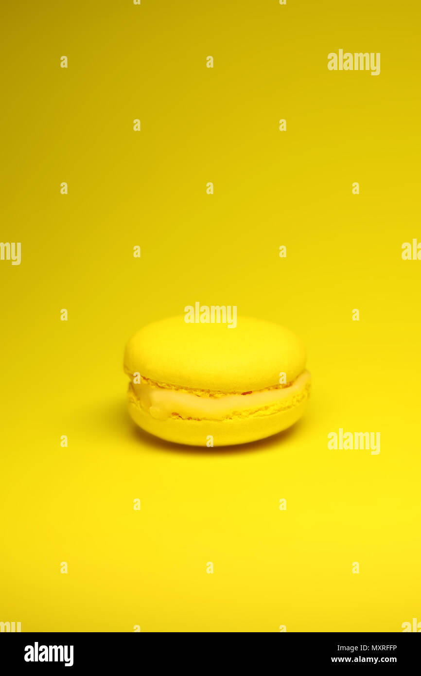 Gelbe Makronen Kuchen auf gelben Hintergrund hell Essen Fotografie Stockfoto