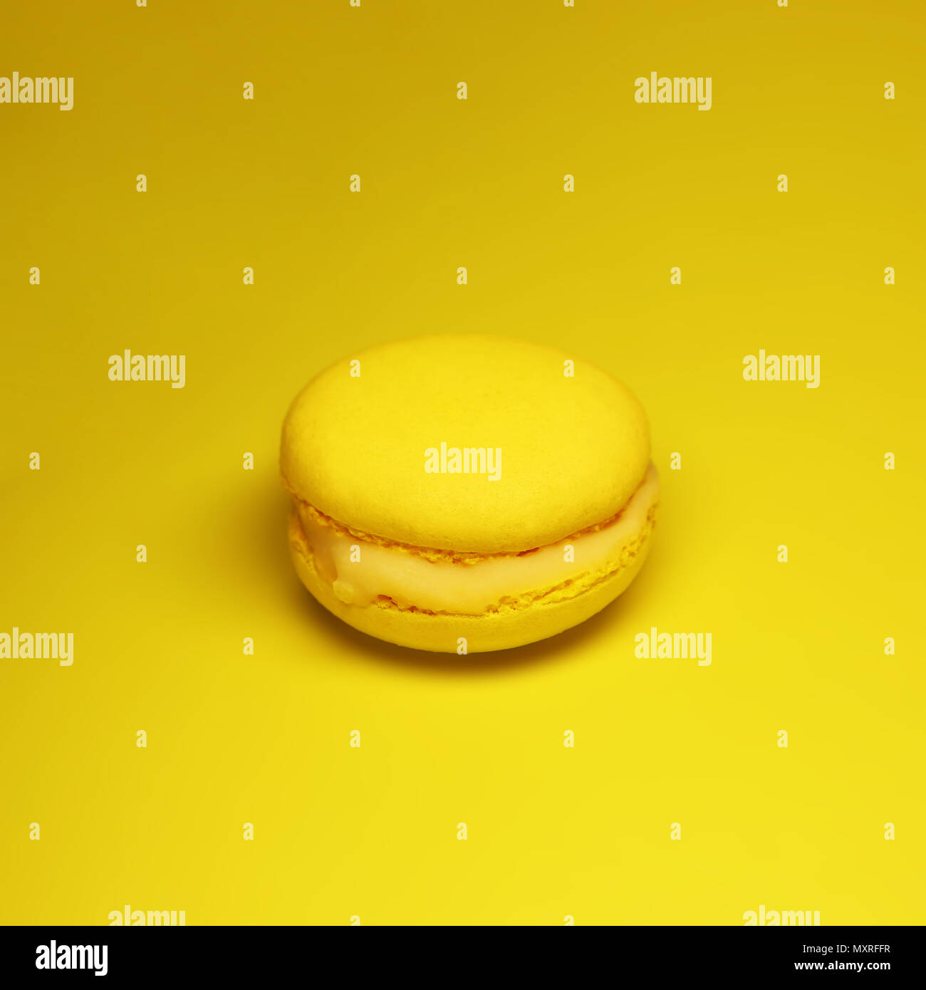 Gelbe Makronen Kuchen auf gelben Hintergrund hell Essen Fotografie Stockfoto