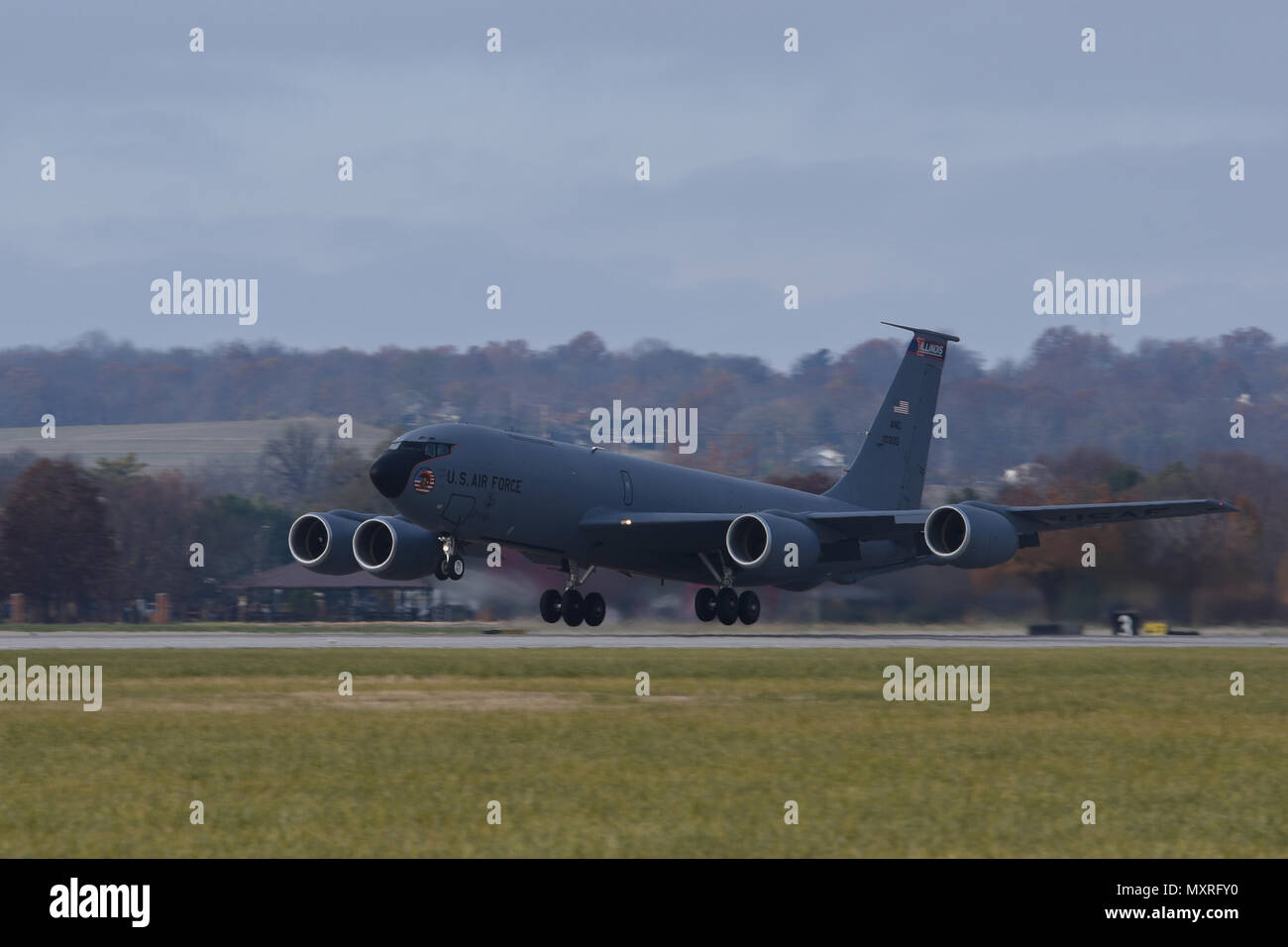 Einer KC-135 Stratotanker der R 126 Luftbetankung Flügel bei Scott Air Force Base, Illinois zugewiesen ist, startet auf einem schwarzen Buchstaben Flug Dez. 5, 2016. Eine schwarze Buchstaben Flug tritt auf, wenn die Null sind Abweichungen oder Wartung der Flugzeuge. (Air National Guard Foto: Staff Sgt. Andreas Kleiser) Stockfoto