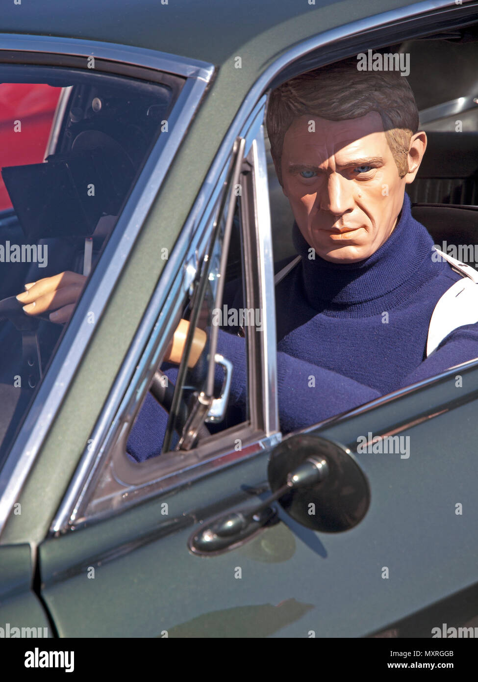 Bei einem Oldtimer Rallye in Brighton sitzt ein Modell der Schauspieler Steve McQueen wie in dem Film Bullitt gesehen Stockfoto