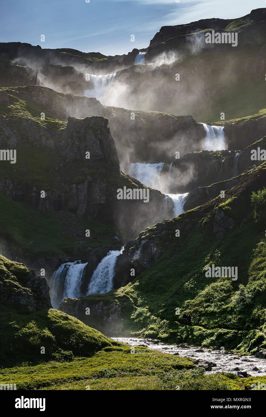 Mjoifjordur klifbrekkufossar Wasserfälle, Fjord, Eastern Island Stockfoto