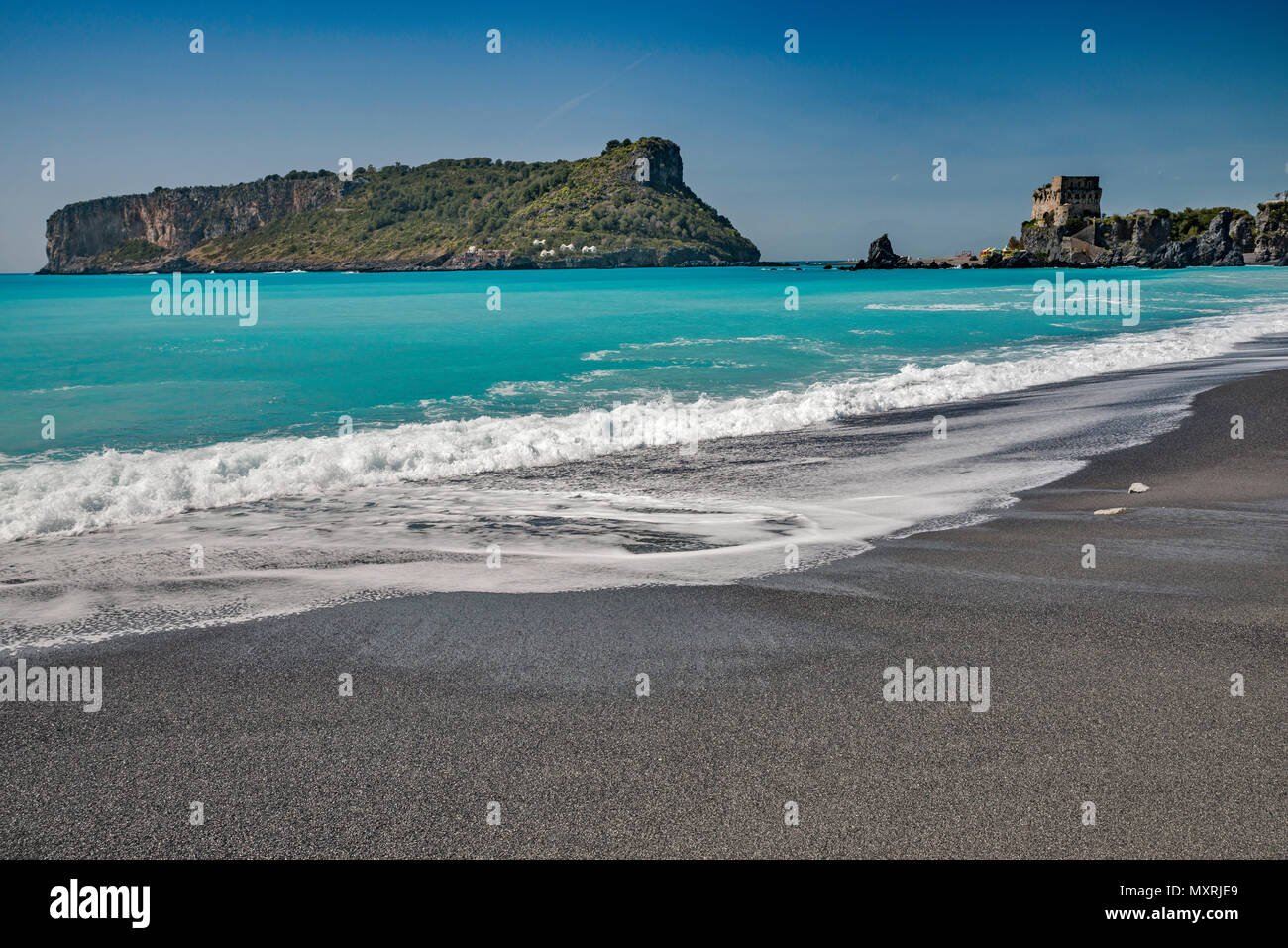 Isola di Dino, Dino's Island, Ansicht von schwarzen vulkanischen Sand Strand am Tyrrhenischen Meer, in der Nähe der Stadt Praia a Mare, Kalabrien, Italien Stockfoto