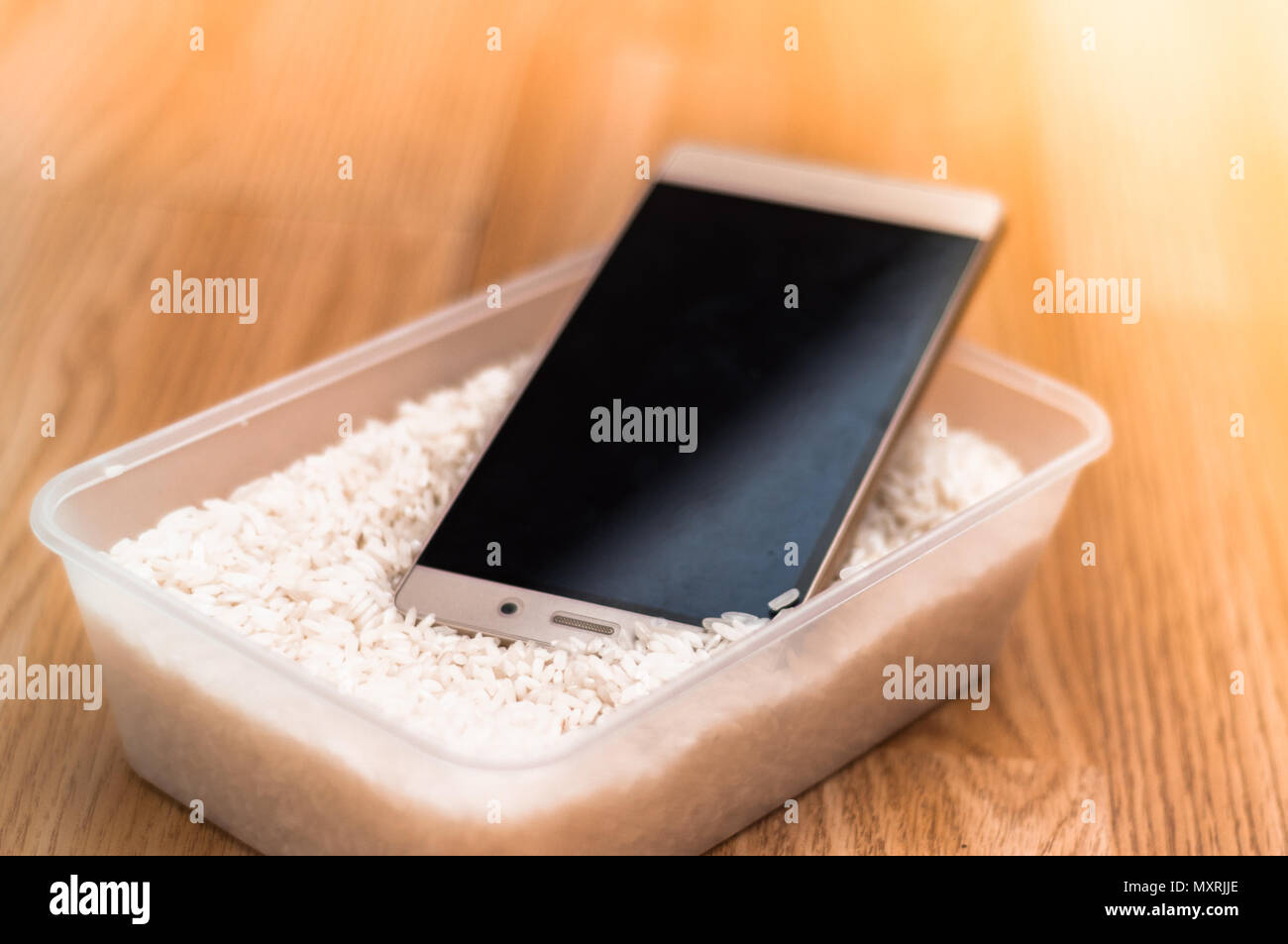 Wasser beschädigt Telefon trocknen Reis Stockfoto