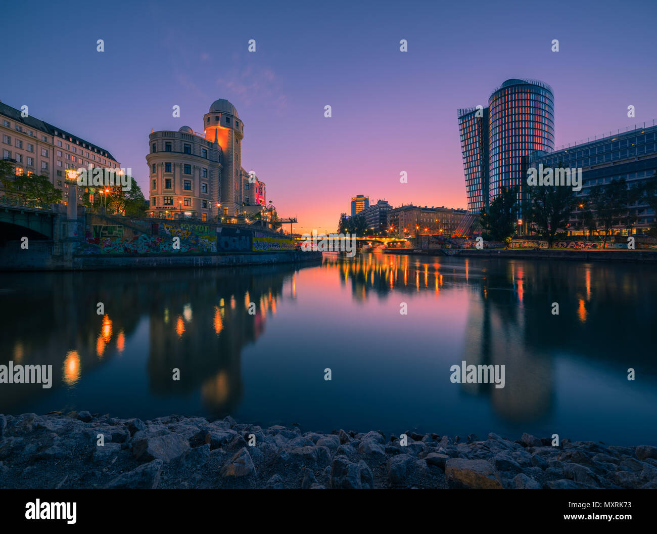 Urania ist eine öffentliche Bildungseinrichtung und Sternwarte in Wien, Österreich. Stockfoto