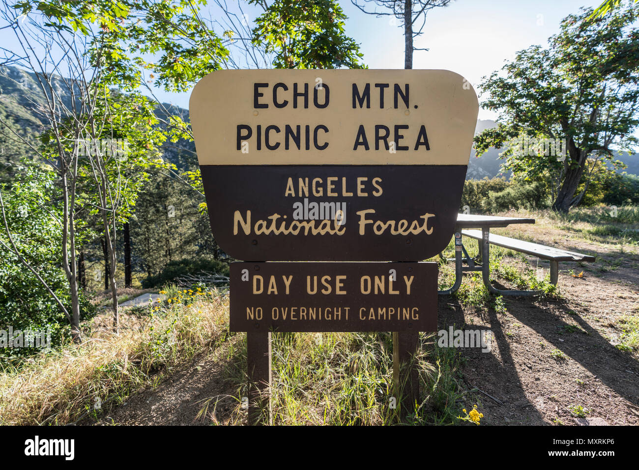 Los Angeles County, Kalifornien, USA - Juni 3, 2018: Echo Mtn Picknickplatz Zeichen in der Angeles National Forest. Ein beliebtes Wanderziel drei mil Stockfoto