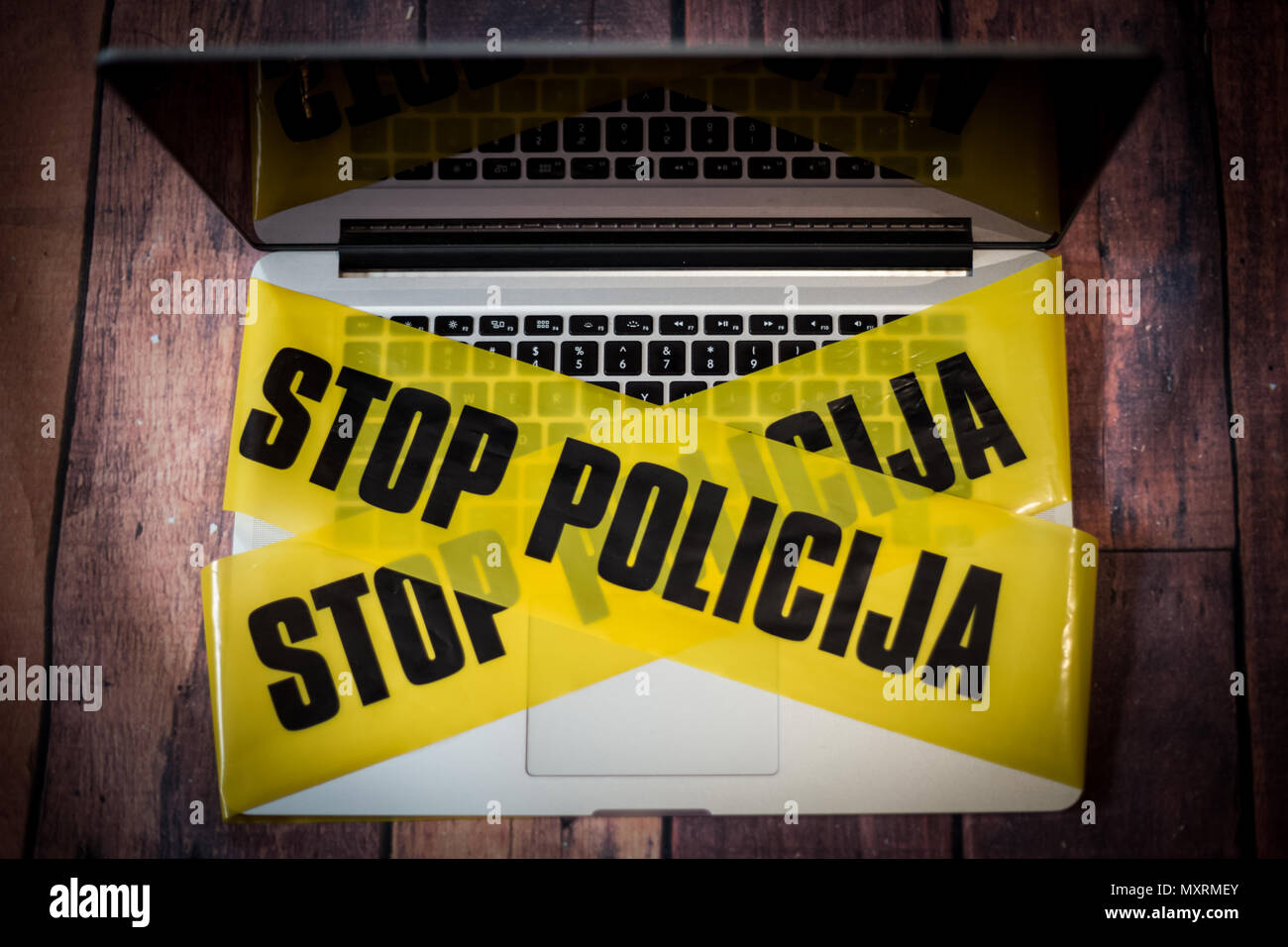 Fand Beweise für eine Straftat in den Laptop, der Polizei einen Laptop Band gesichert, und wollte daraus Informationen zu sammeln, einen Laptop und ein Polizei Stockfoto