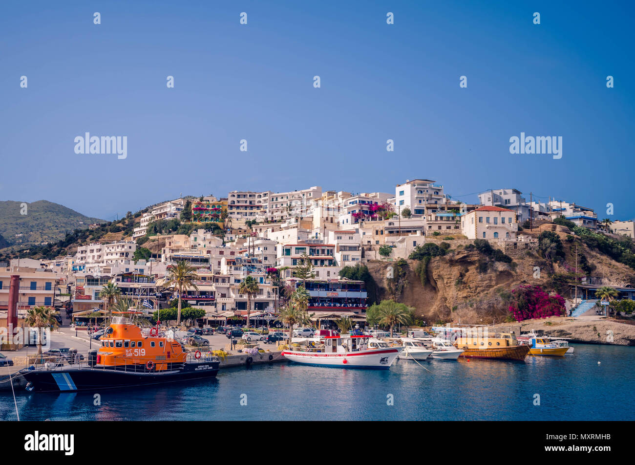 Agia Galini Kreta - Der beliebte Badeort am Fuße eines hohen Berges erbaut, mit Blick auf die endlose Libysche Meer. Stockfoto