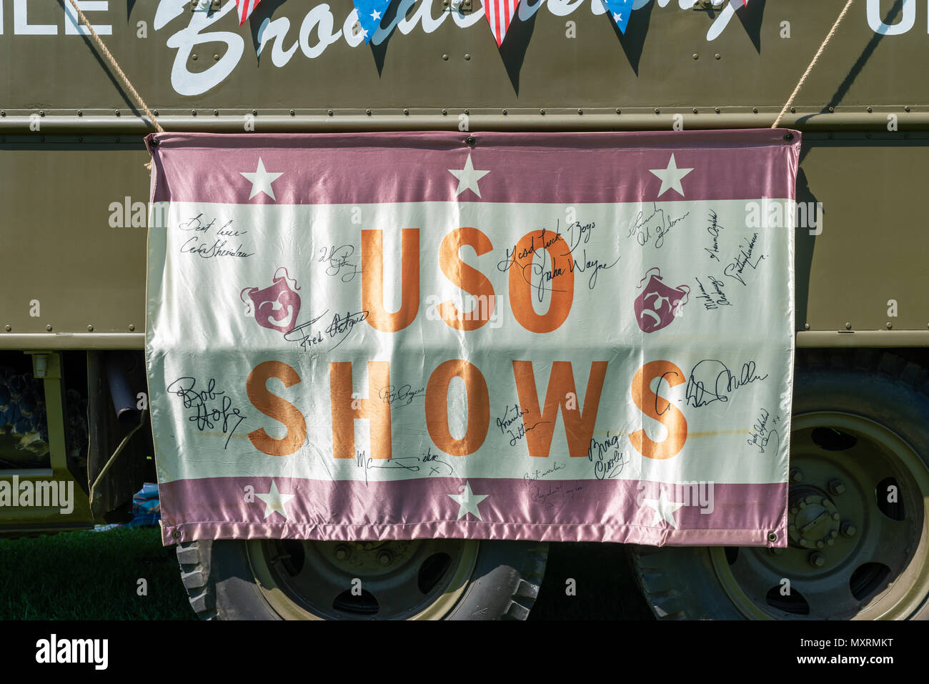 Ein United Service Organisationen Inc. (USO) Weltkrieg zwei Banner von berühmten 1940er Komiker, Schauspieler und Musiker auf Anzeige unterzeichnet. Stockfoto