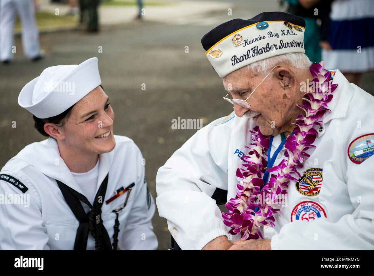 U.S. Navy Petty Officer 3rd Class Raechel Johnson und Herrn Peter Nichols, Pearl Harbor Überlebenden, tauschen Geschichten während der USS Oklahoma Gedenkfeier auf Ford Island, Hawaii, Dez. 7, 2016. Diese Zeremonie erinnerte an die 429 Besatzungsmitglieder, die ihr Leben auf der USS Oklahoma verloren, das zweite größte Verlust von Leben auf den Schiffen während des Angriffs auf Pearl Harbor, vor 75 Jahren getroffen. (U.S. Armee Foto: Staff Sgt. Roy C. Woo) Stockfoto