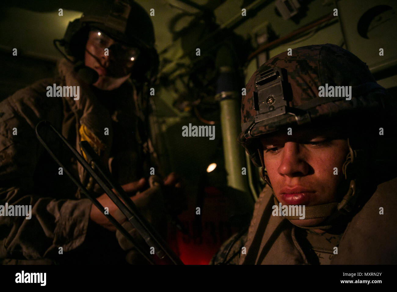 2Nd Lieutenant Victor Tubera, die Waffen platoon Commander mit 1. Marine Bataillon, 1. Marine Regiment, sitzt in der Rückseite eines Amphibisches Fahrzeug wie Sie beginnen, den Amphibisches Evolution von Stahl Ritter 17 bei Marine Corps Base Camp Pendleton, Calif., Dez. 3, 2016 bewegen. Stahl Ritter ist eine Abteilung ebene Übung entwickelt, um die Kontrolle und Steuerung sowie die Interoperabilität mit den 1St Marine Division, der angrenzenden Einheiten und Naval support Kräfte zu erhöhen. (U.S. Marine Corps Foto von Lance Cpl. Joseph Prado) Stockfoto