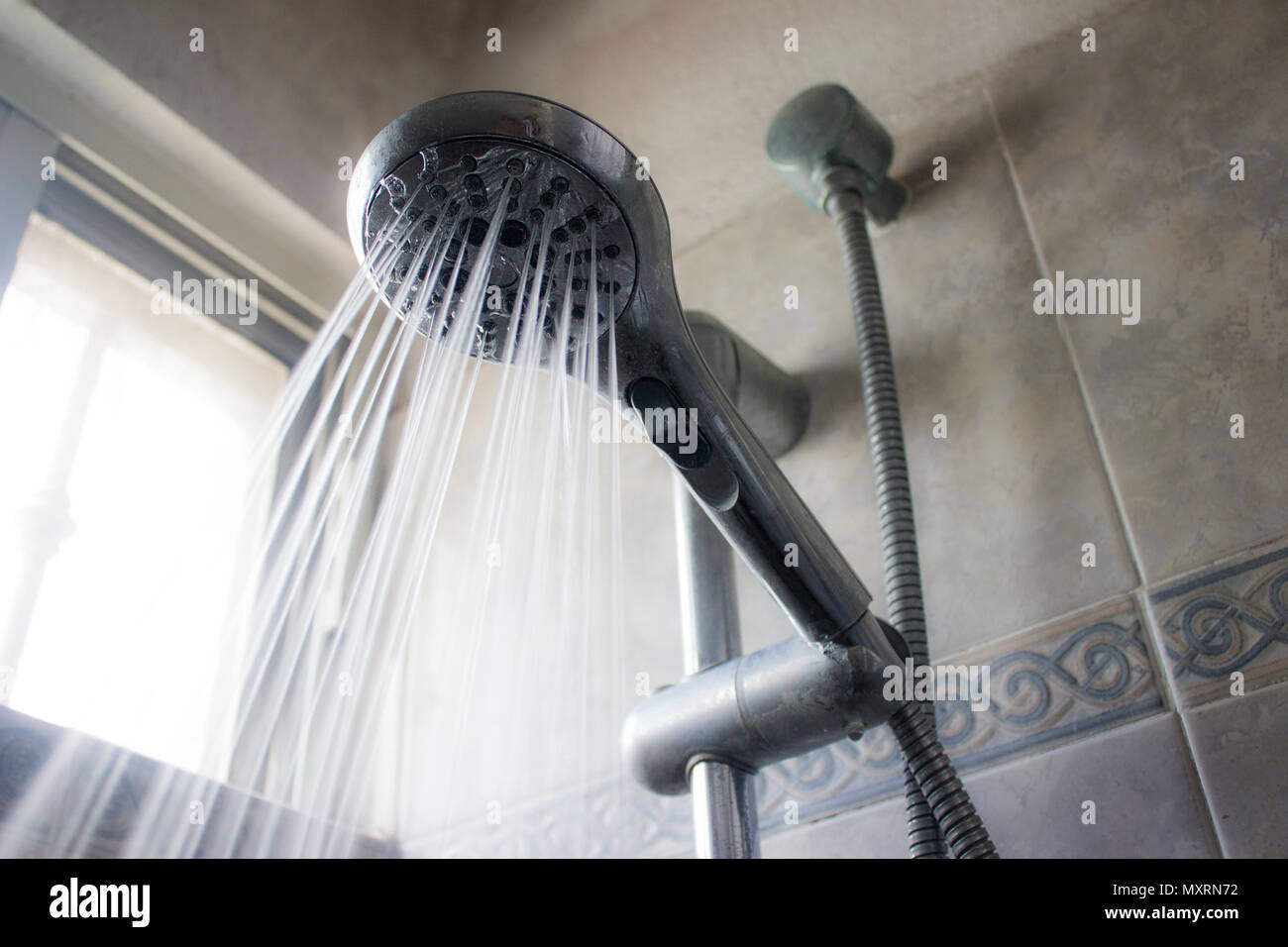 Einen Duschkopf und ein Wasserstrahl aus Gießen in einem spritzbild. Stockfoto