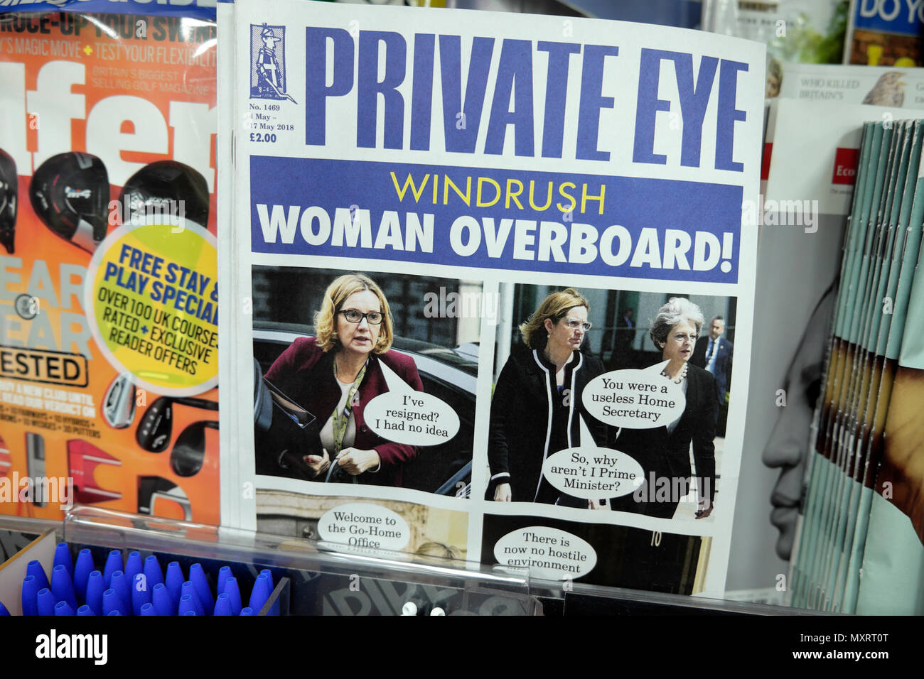 Im Mai 2018 Private Eye Magazin Windrush Skandal Schlagzeile Amber Rudd' Frau über Bord' auf Zeitschriften Regal am Zeitungsstand in London England Großbritannien Stockfoto