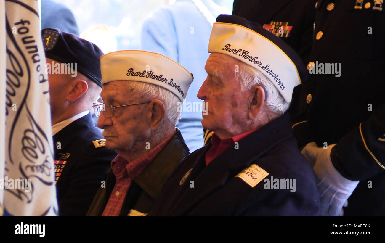 Herr Walter Smith (links) und Herr Bill Chase (rechts) sitzen auf der Bühne, wie Arkansas' Gouverneur, Asa Hutchinson, einem Publikum an der Pearl Harbor 75-jährige Jubiläumsfeier am Mittwoch, 7. Dezember 2016, an der Arkansas binnen Maritime Museum in North Little Rock. Stockfoto