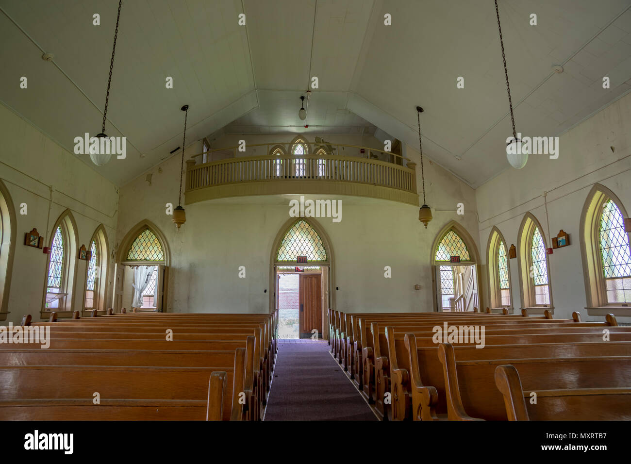 Innenraum der abgebrochenen Kirche mit Holzbänke im Gefängnishof. Stockfoto